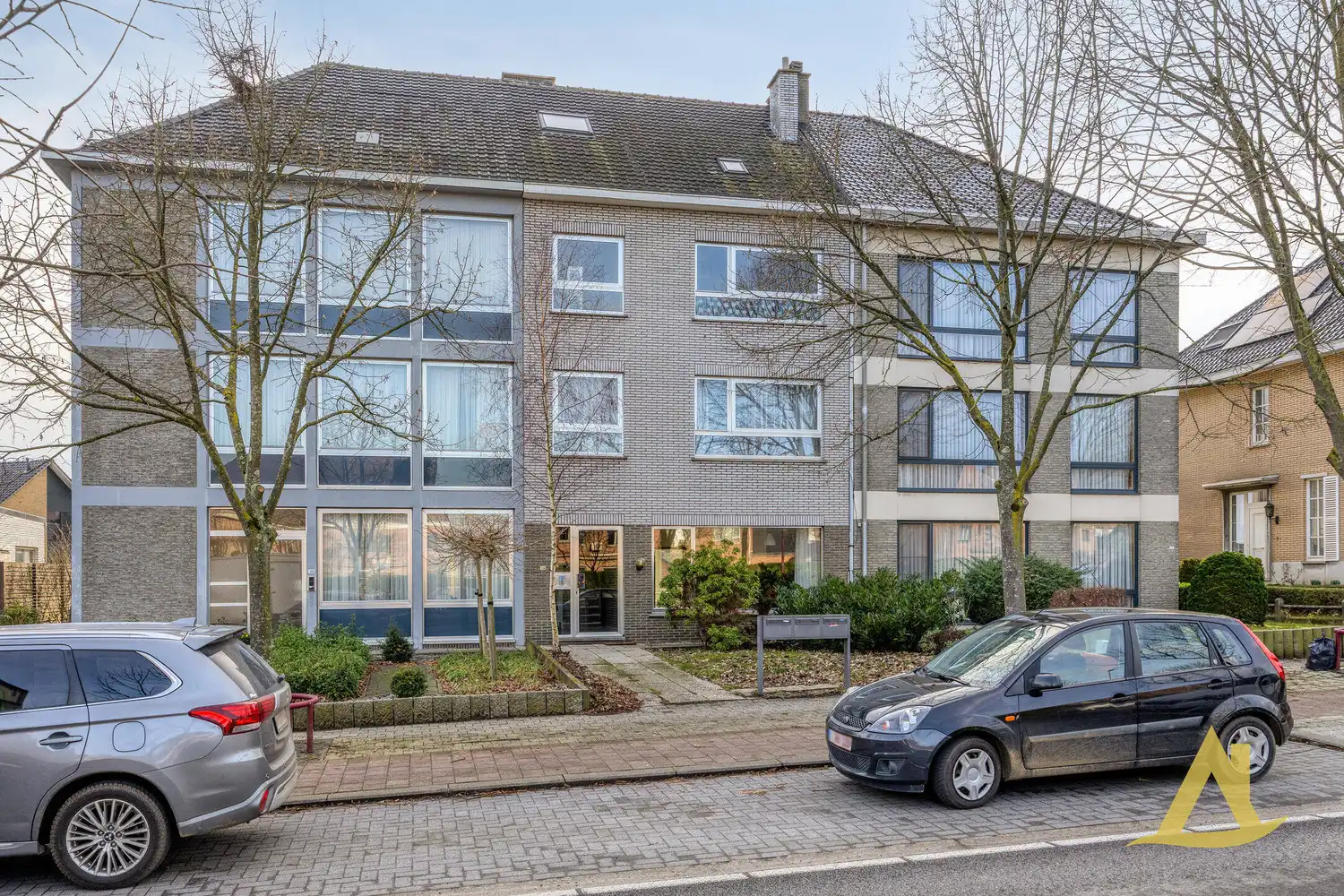 GEZELLIG APPARTEMENT MET UITSTEKENDE LIGGING TE DIEST! foto {{pictureIndex}}
