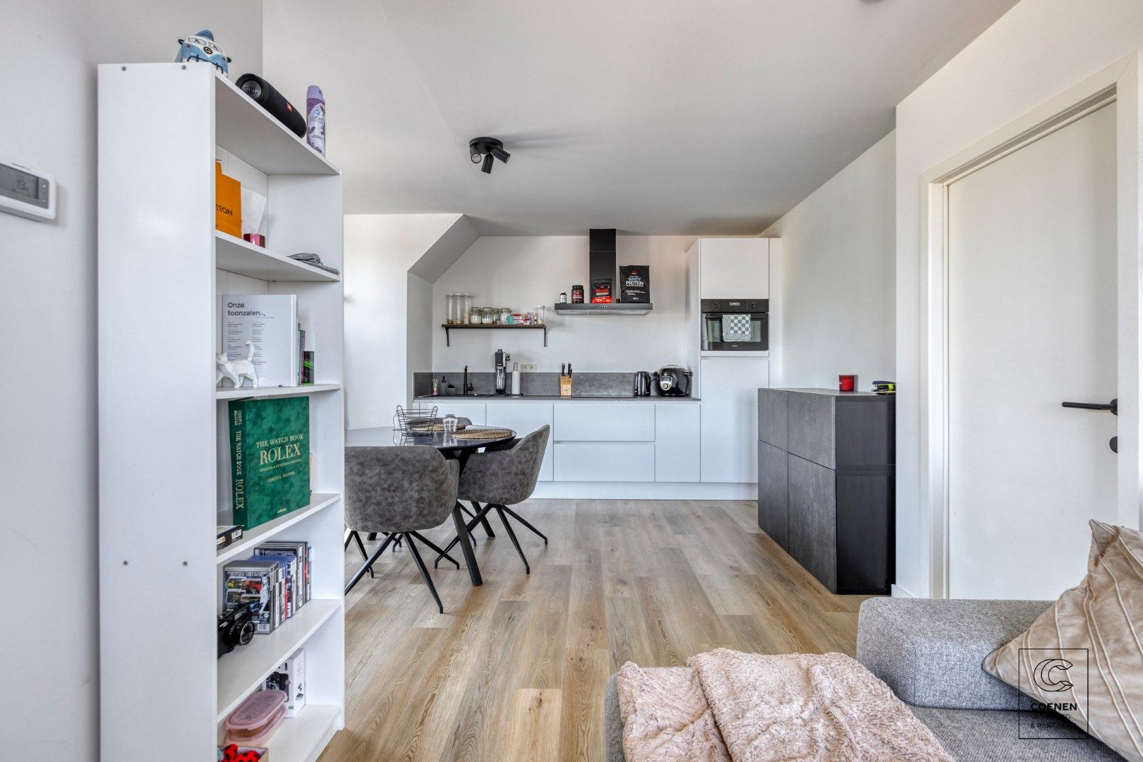 Instapklaar, recent gerenoveerd dakappartement van 55 m² te Geel! foto 4