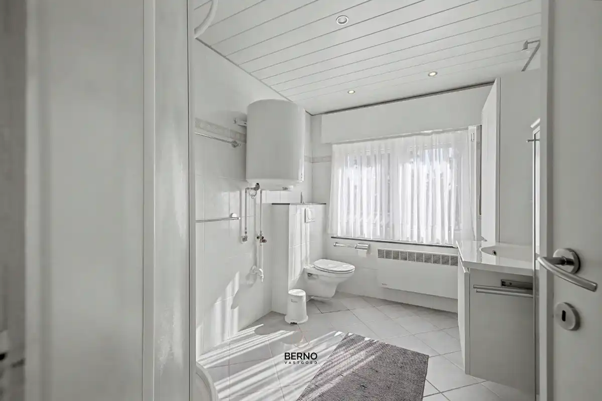 Halfopen bebouwing met oprit en ruime, zonnige tuin. foto 12