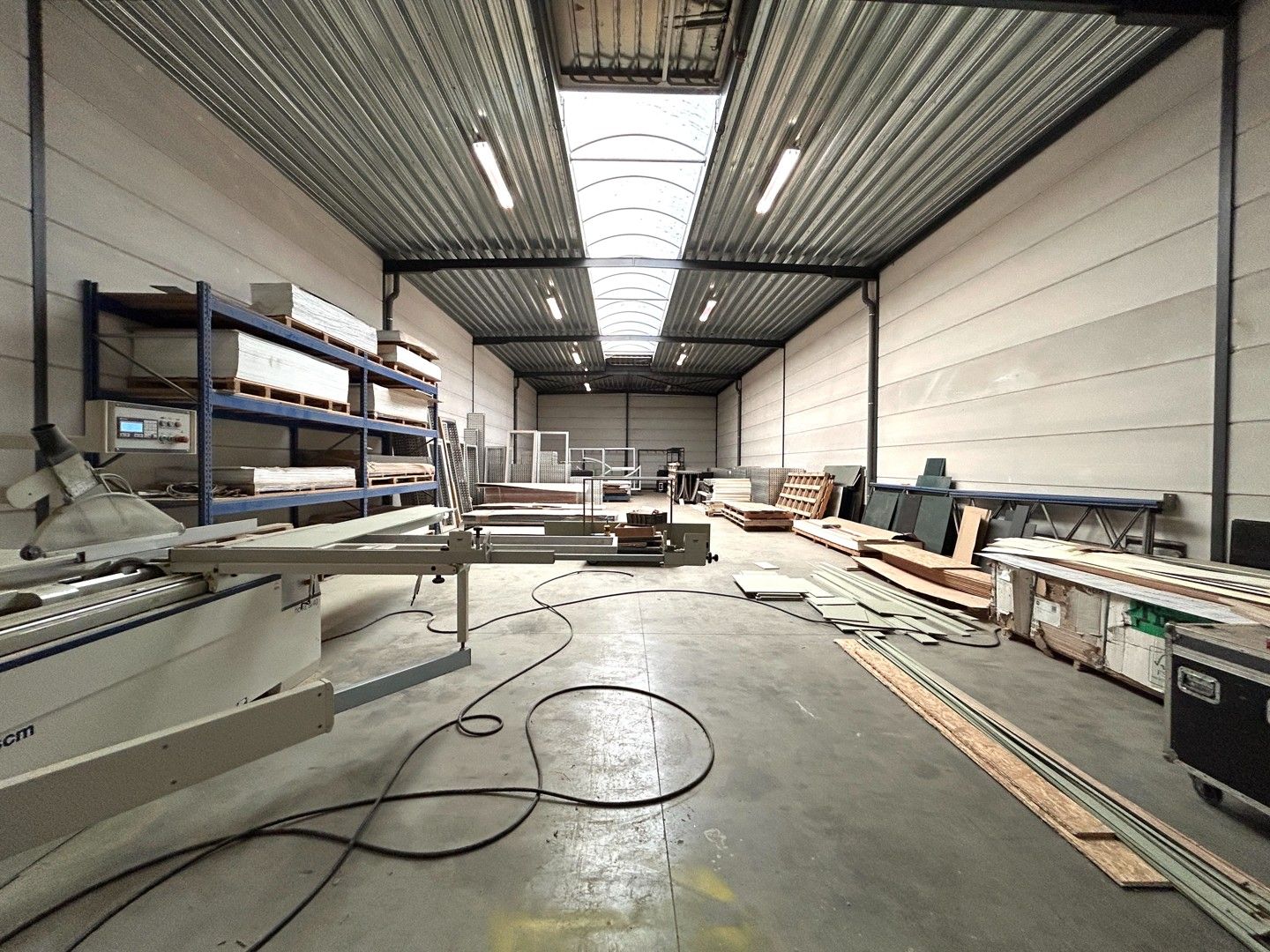 Recente loods met bijhorende parkeerplaats op ideale locatie te Meulebeke! foto 2