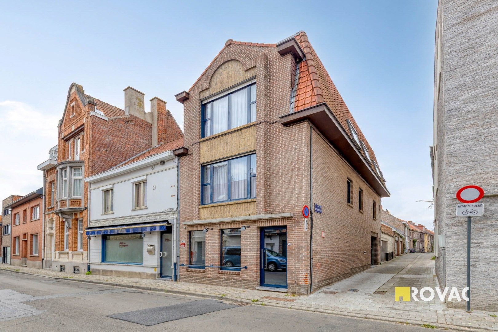 Polyvalente eigendom - handelsruimte met woonst. Garage mogelijk foto {{pictureIndex}}