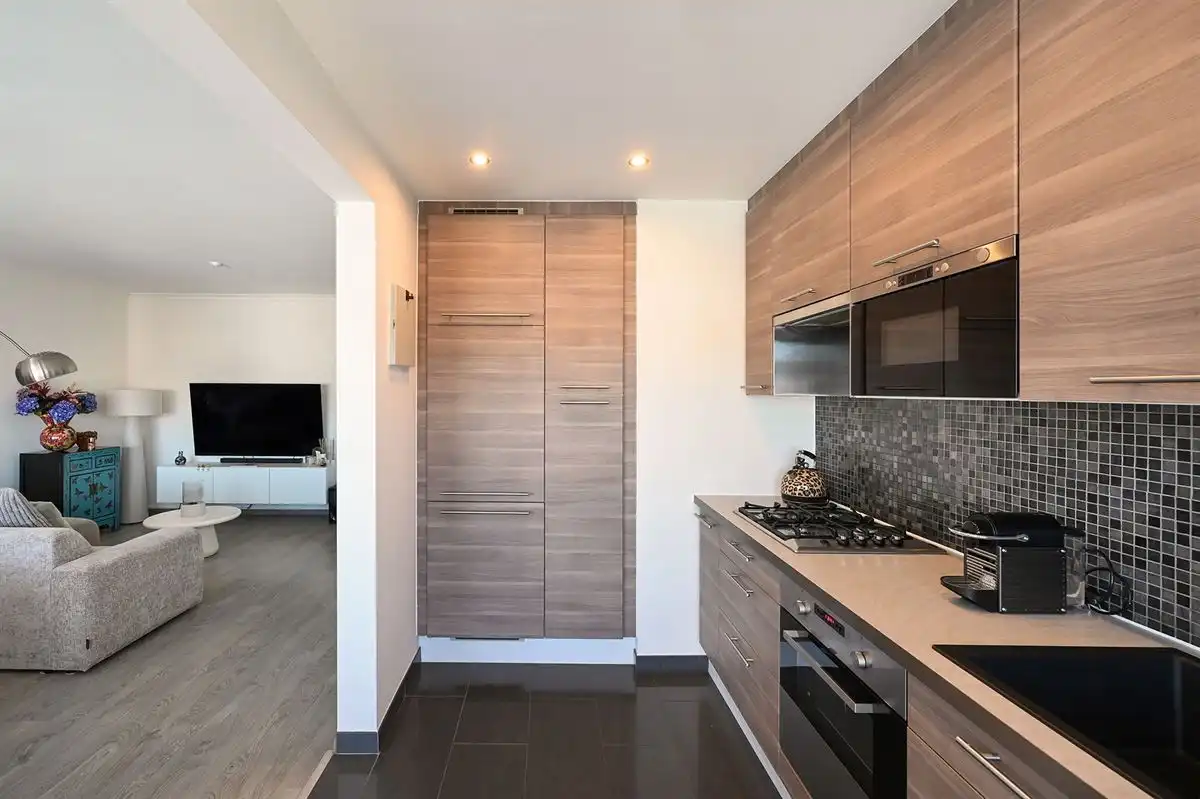 Top gerenoveerd appartement incl garage foto 6