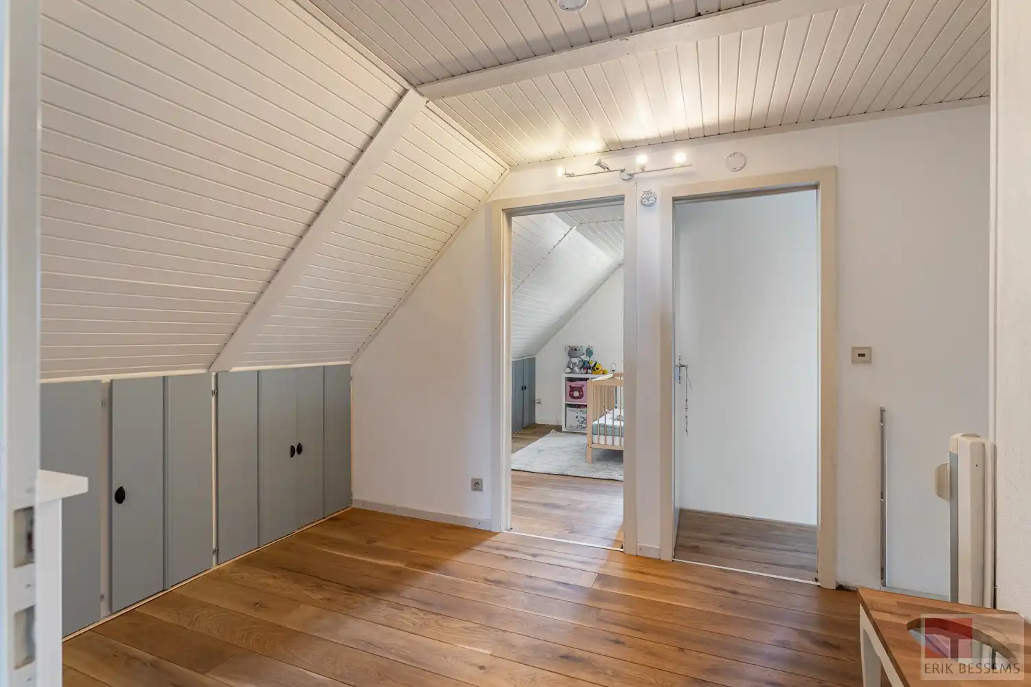 Prachtig gerenoveerde woning/landhuis (van 2011 t.e.m. 2025) gelegen op een ruim perceel van maar liefst circa 6000m2 foto 21