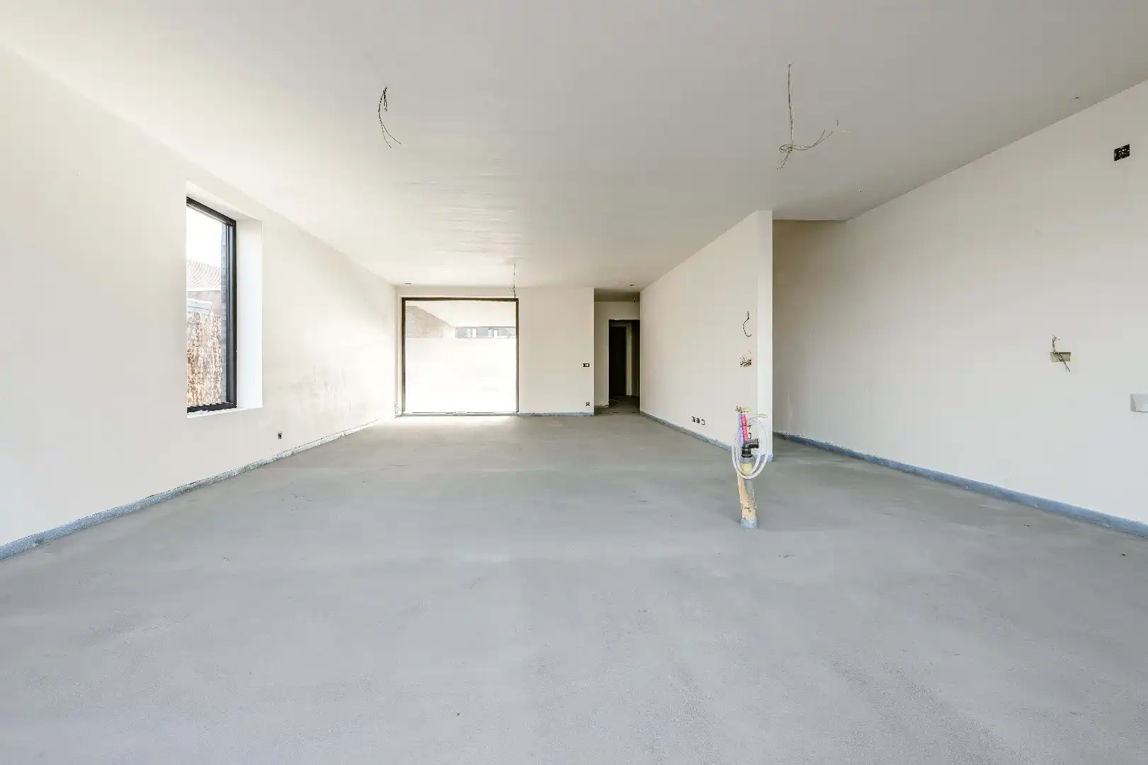 HALFOPEN RUIME GEZINSWONING MET ZEER GROTE TUIN foto 3