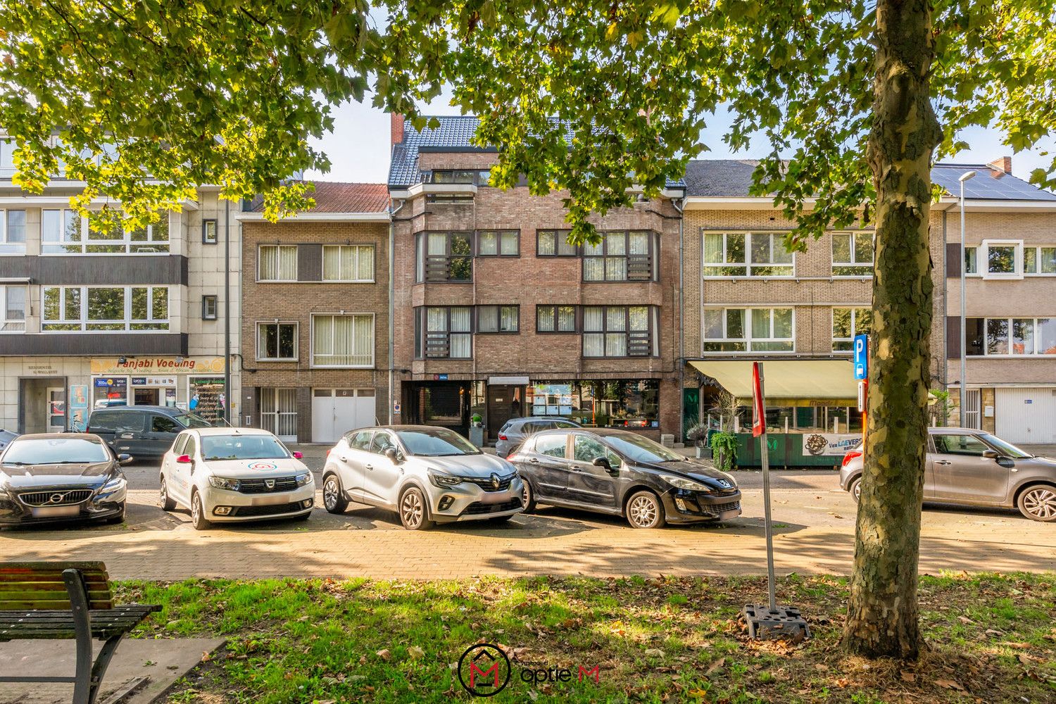 RUIM HANDELSPAND MET 2 GARAGES EN PARKEERPLAATSEN foto 3