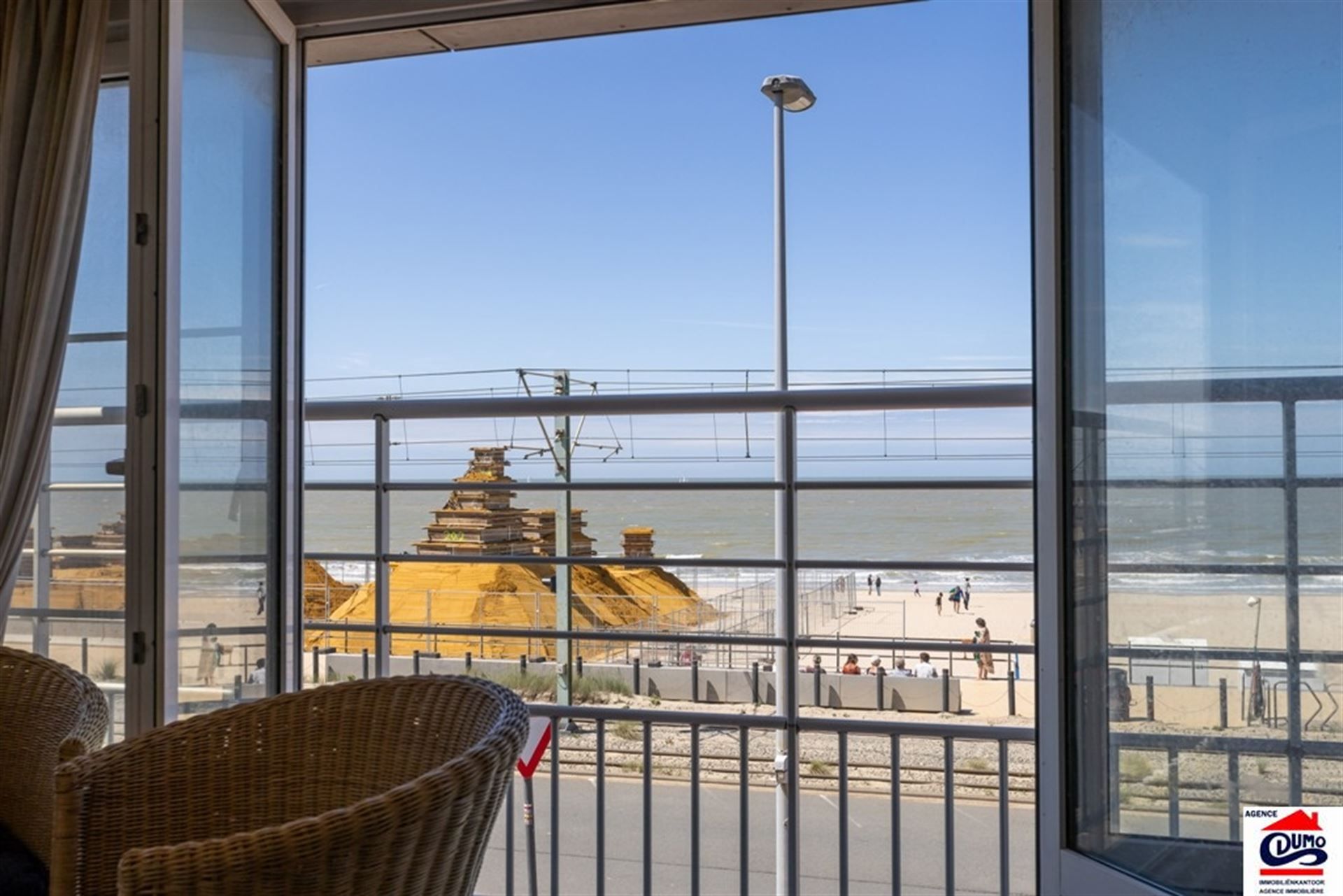 Gemeubeld appartement met 2 slaapkamers op de Zeedijk foto 7