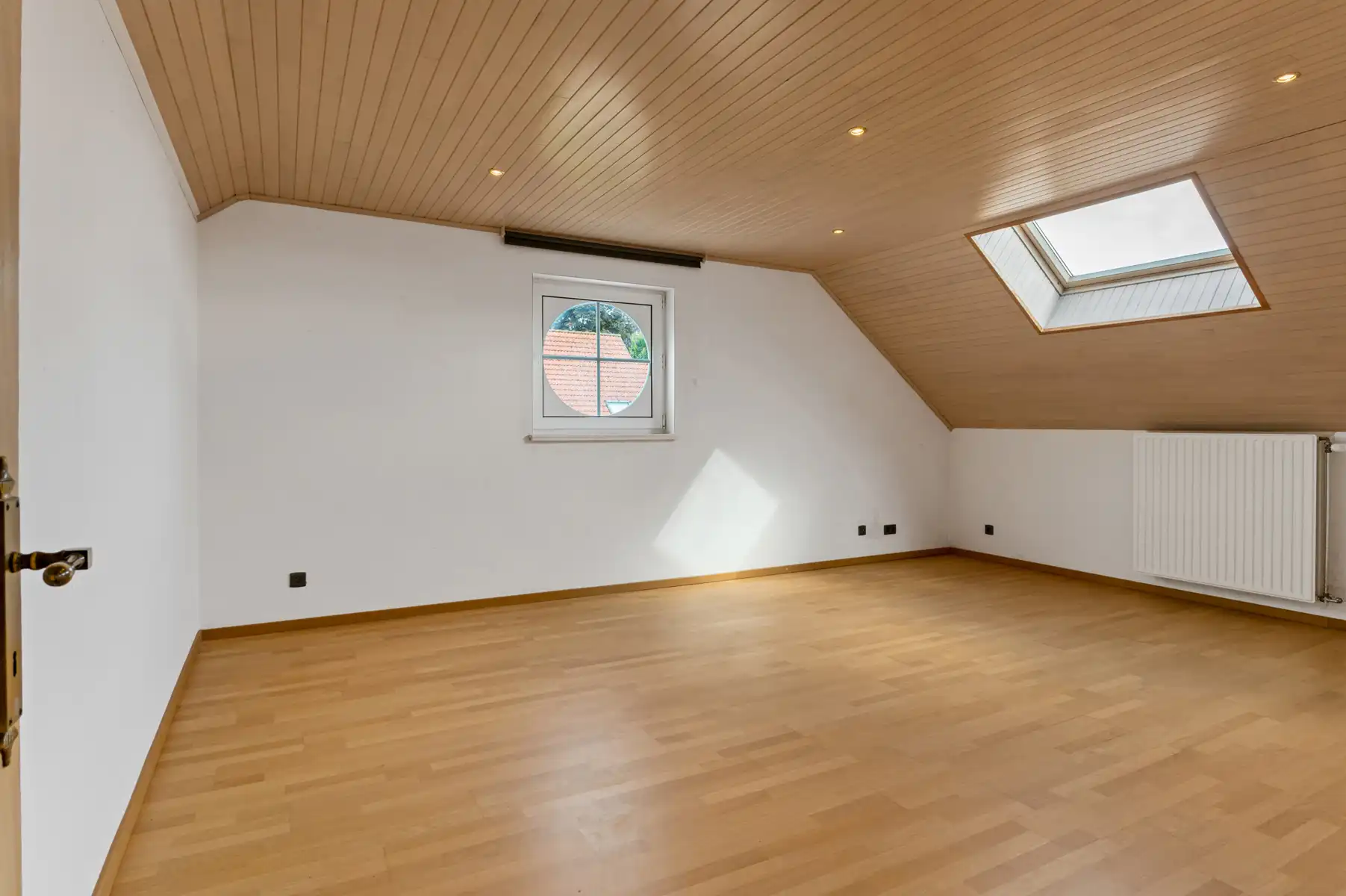 Ruime woning met 4 slpks, 2 bdks, garage en tuin foto 20