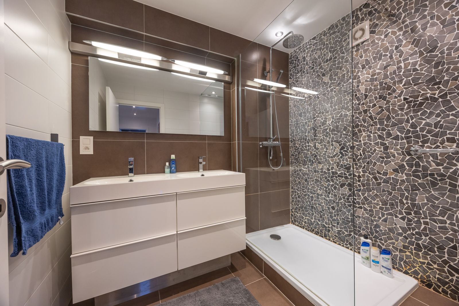 Fenomenaal gerenoveerd hoekappartement met 2 slpk pal aan het strand foto 11