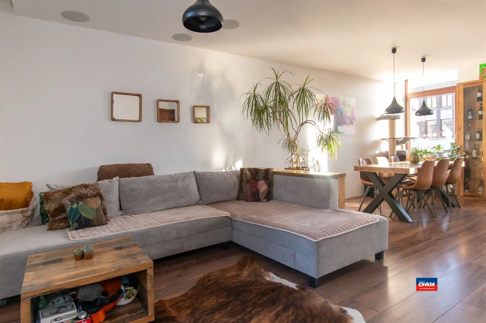 Bel-étage met 4 slaapkamers, 2 badkamers, kantoorruimte, garage en tuin. foto {{pictureIndex}}