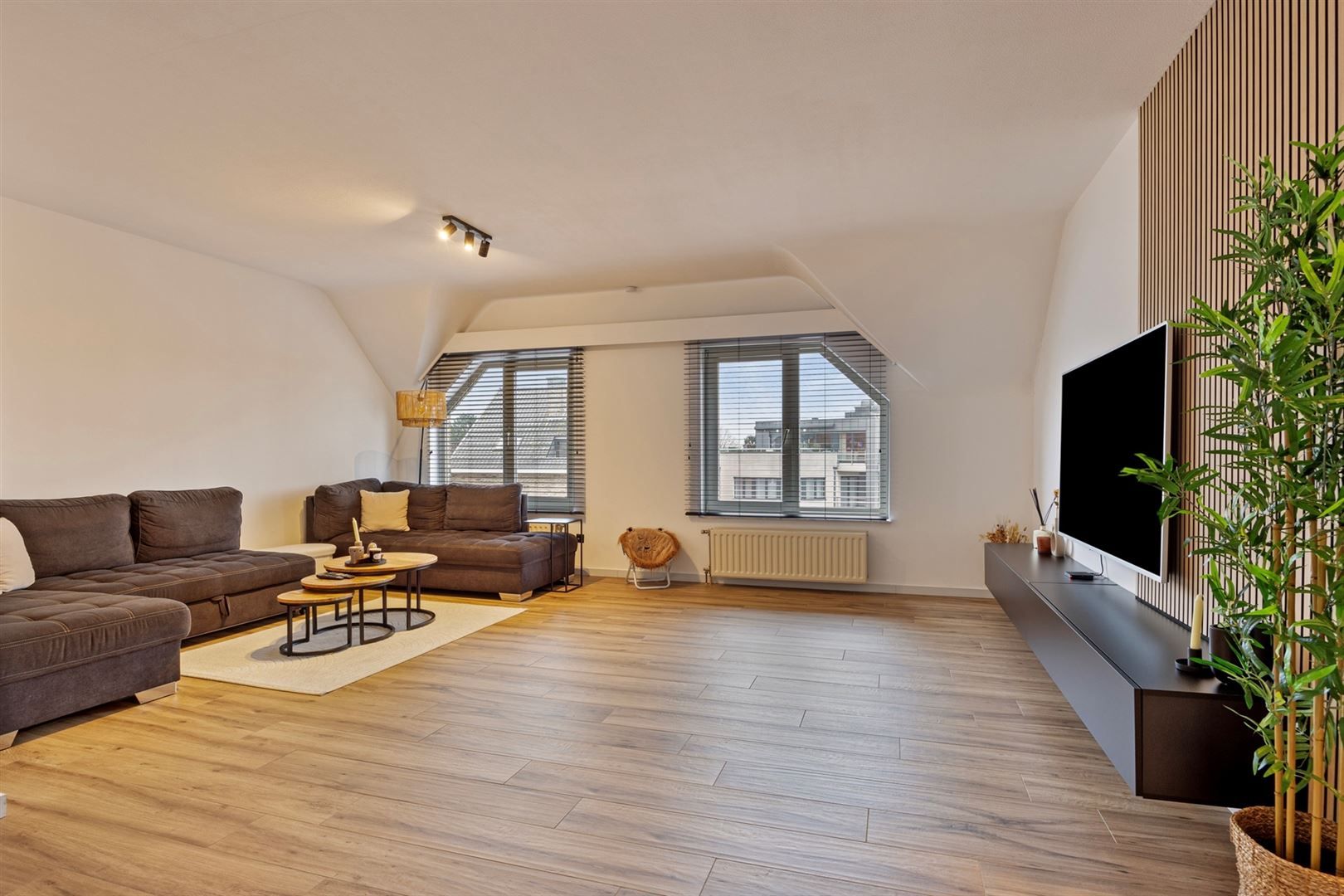 TE HUUR: Ruim gerenoveerd appartement met 3 slaapkamers te Heusden! foto 2