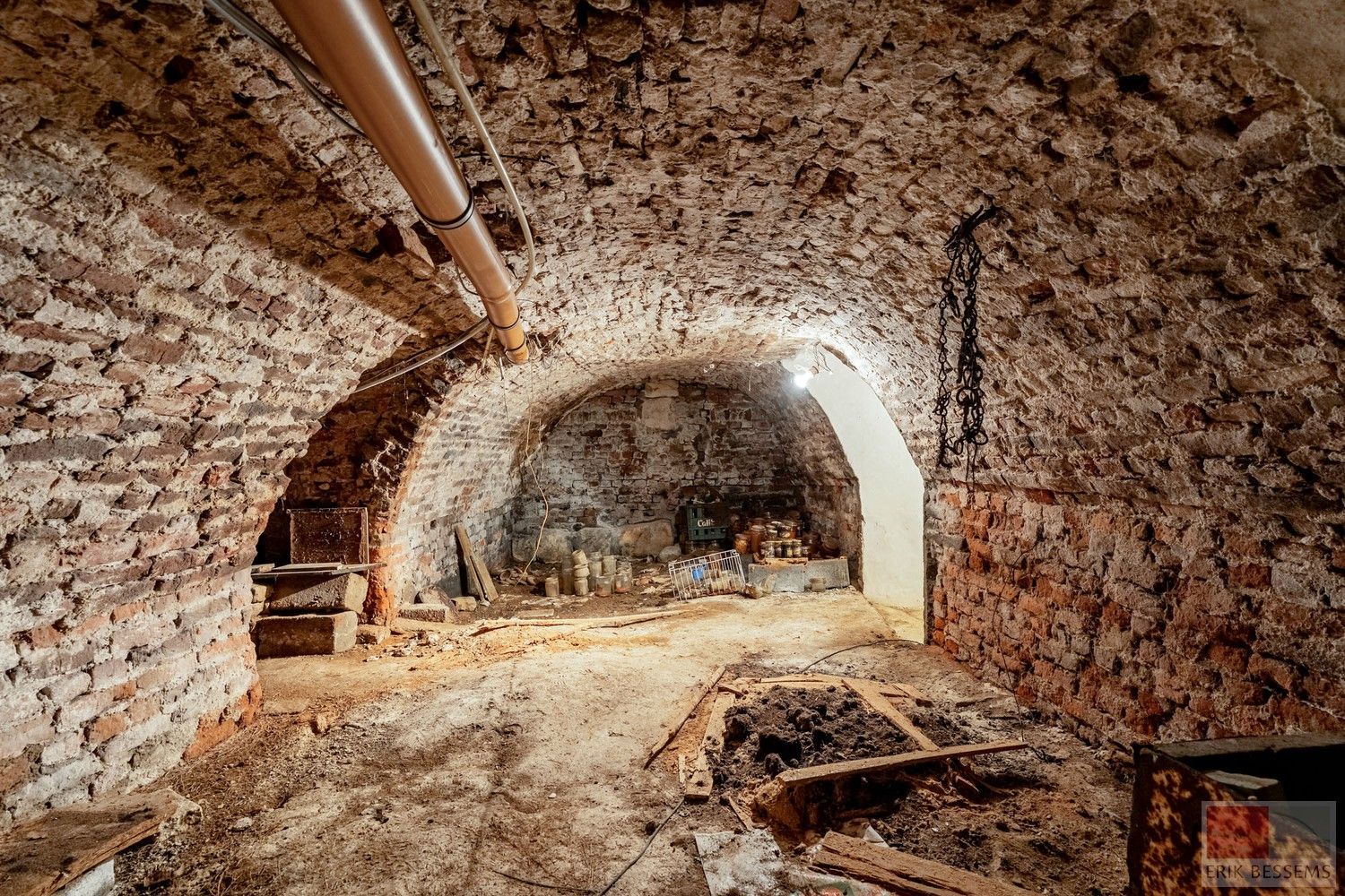 Unieke gesloten bebouwing met veel potentieel, deze ruime woning biedt een indrukwekkende woonoppervlakte van 306 m² foto 25