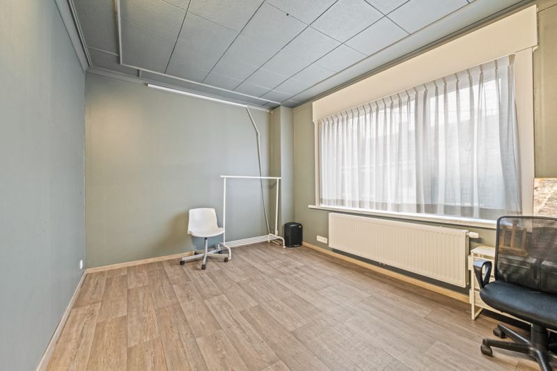 Roeselare-stadsrand. Zeer grote vernieuwde tussenwoning met 4 slaapkamers en tuin. Maar liefst  195m2 woonplezier / dubbel groot. Centraal gelegen. foto 15