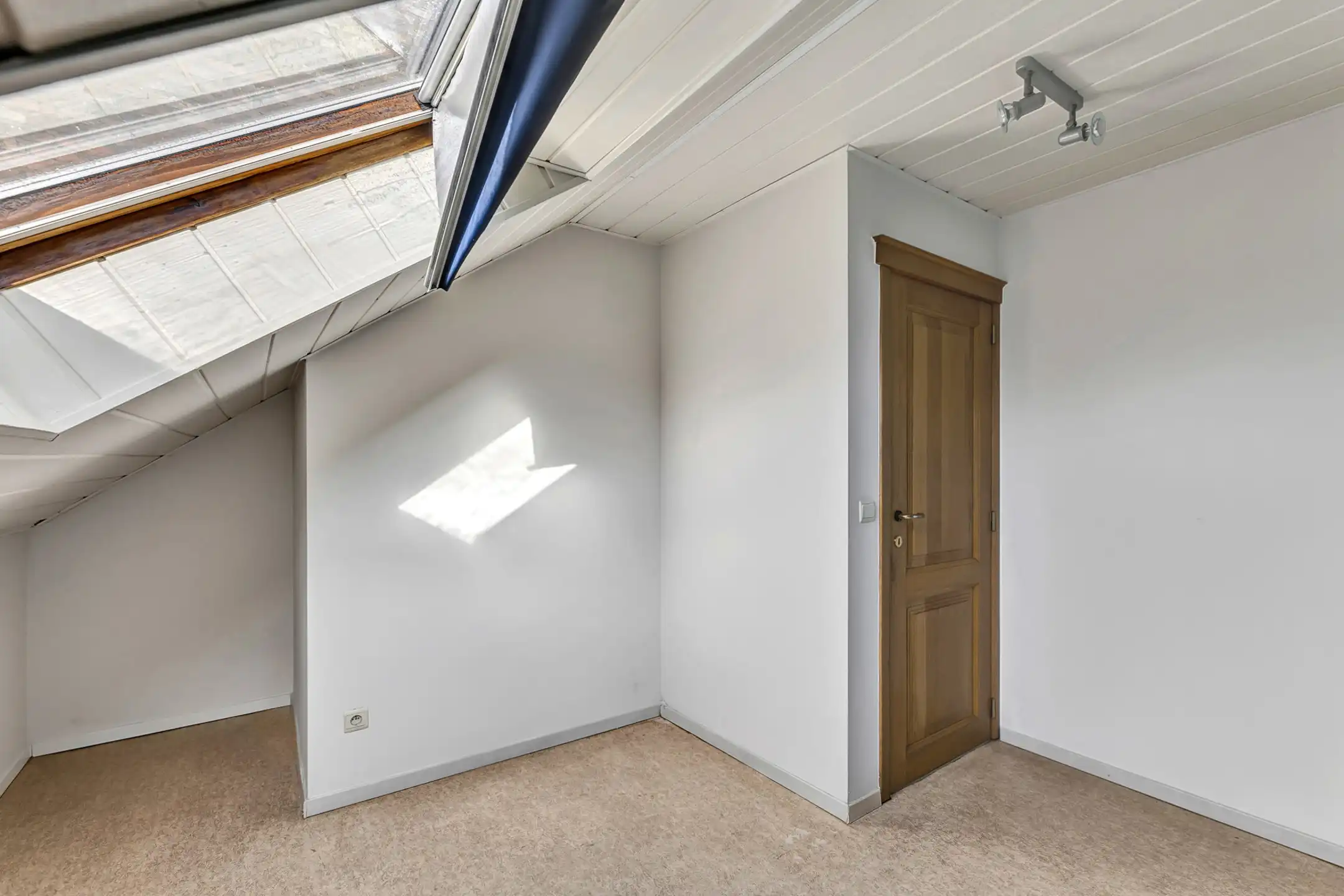 Handelswoning met ruime garage  foto 17