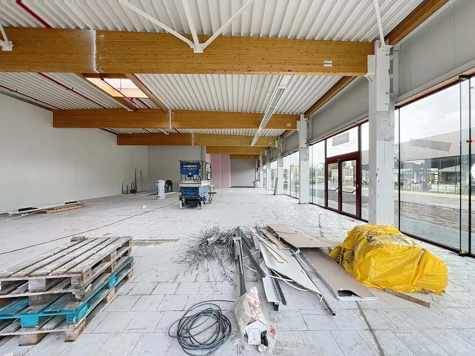 Vernieuwde baanwinkel (450m²) te huur in hét bruisende MAMMOETCENTER van Roeselare ! foto 8