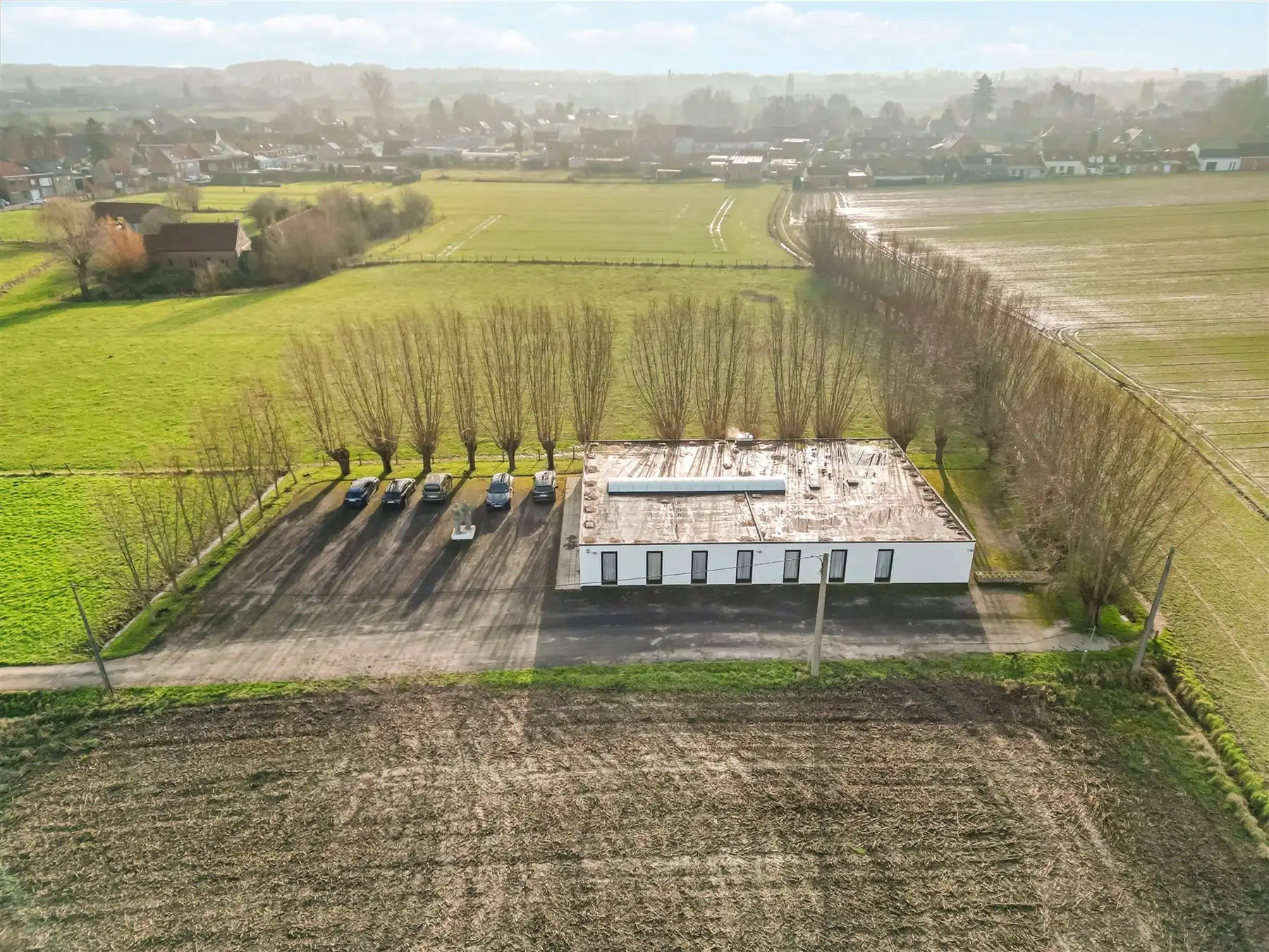 Veelzijdig Kantoorpand met Parkeerplaats in Groen Mene foto 3