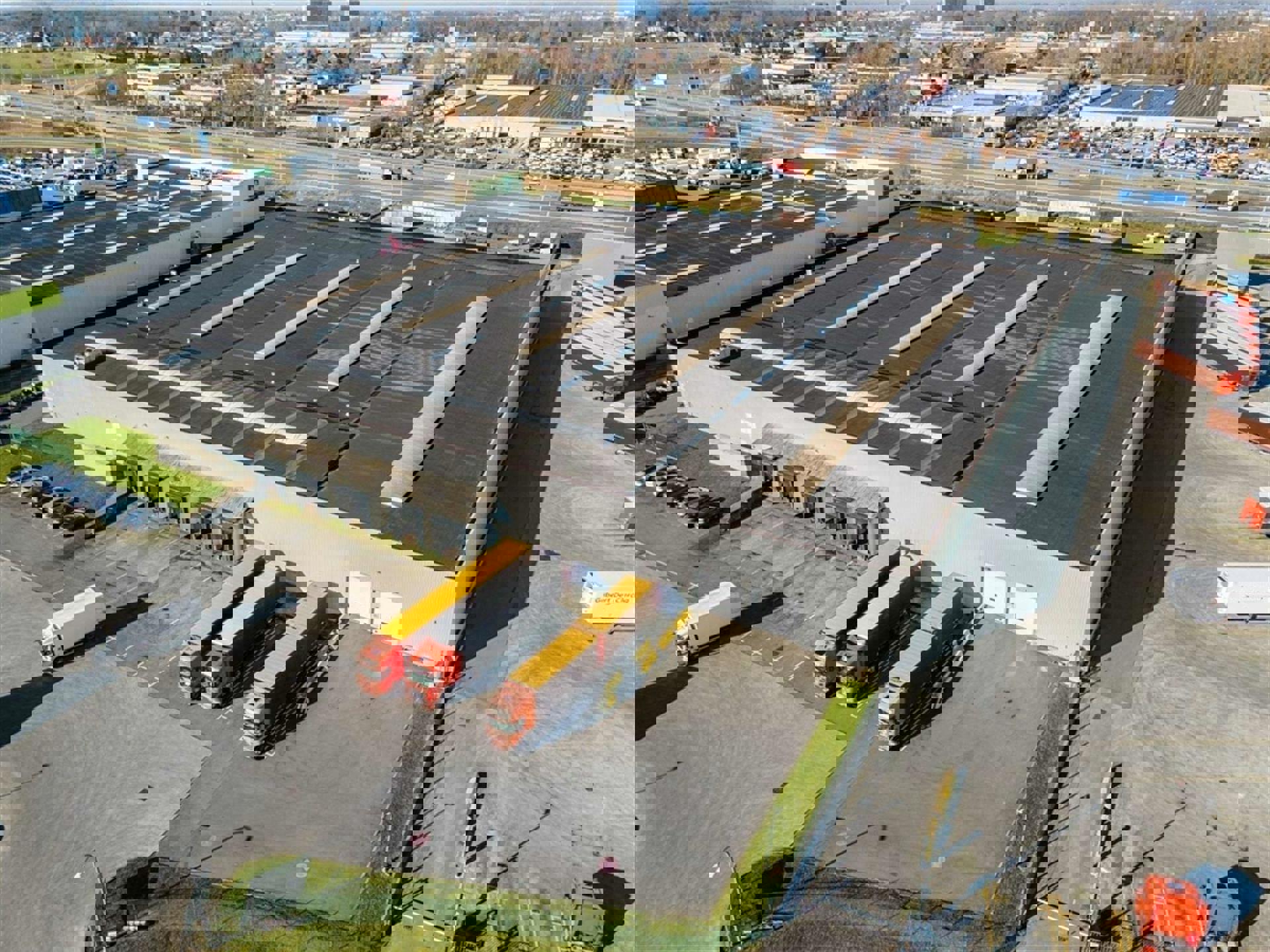 Logistiek magazijn langs E17 tot +/- 3.000m² met loskades foto {{pictureIndex}}