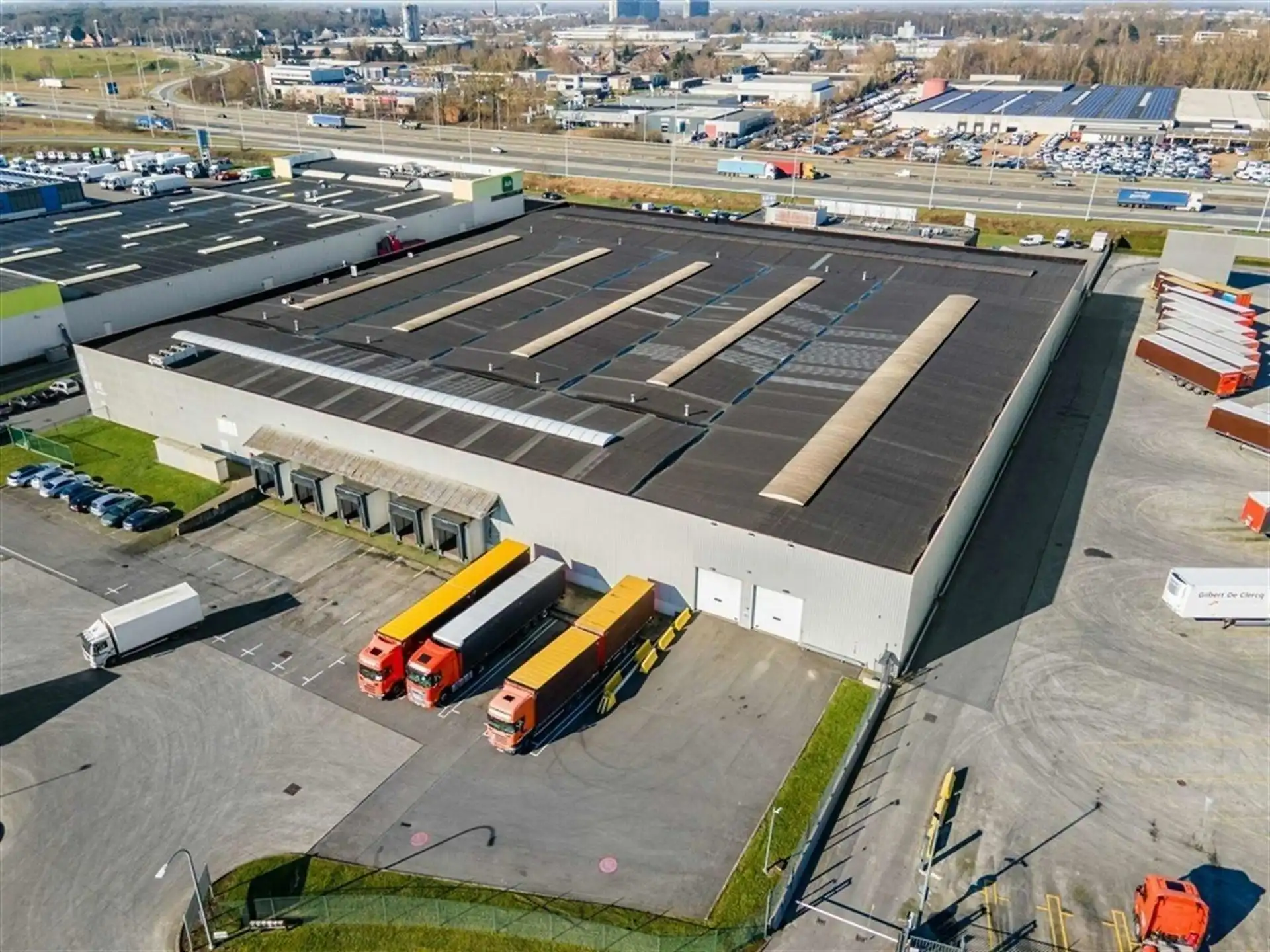 Logistiek magazijn langs E17 tot +/- 3.000m² met loskades foto {{pictureIndex}}