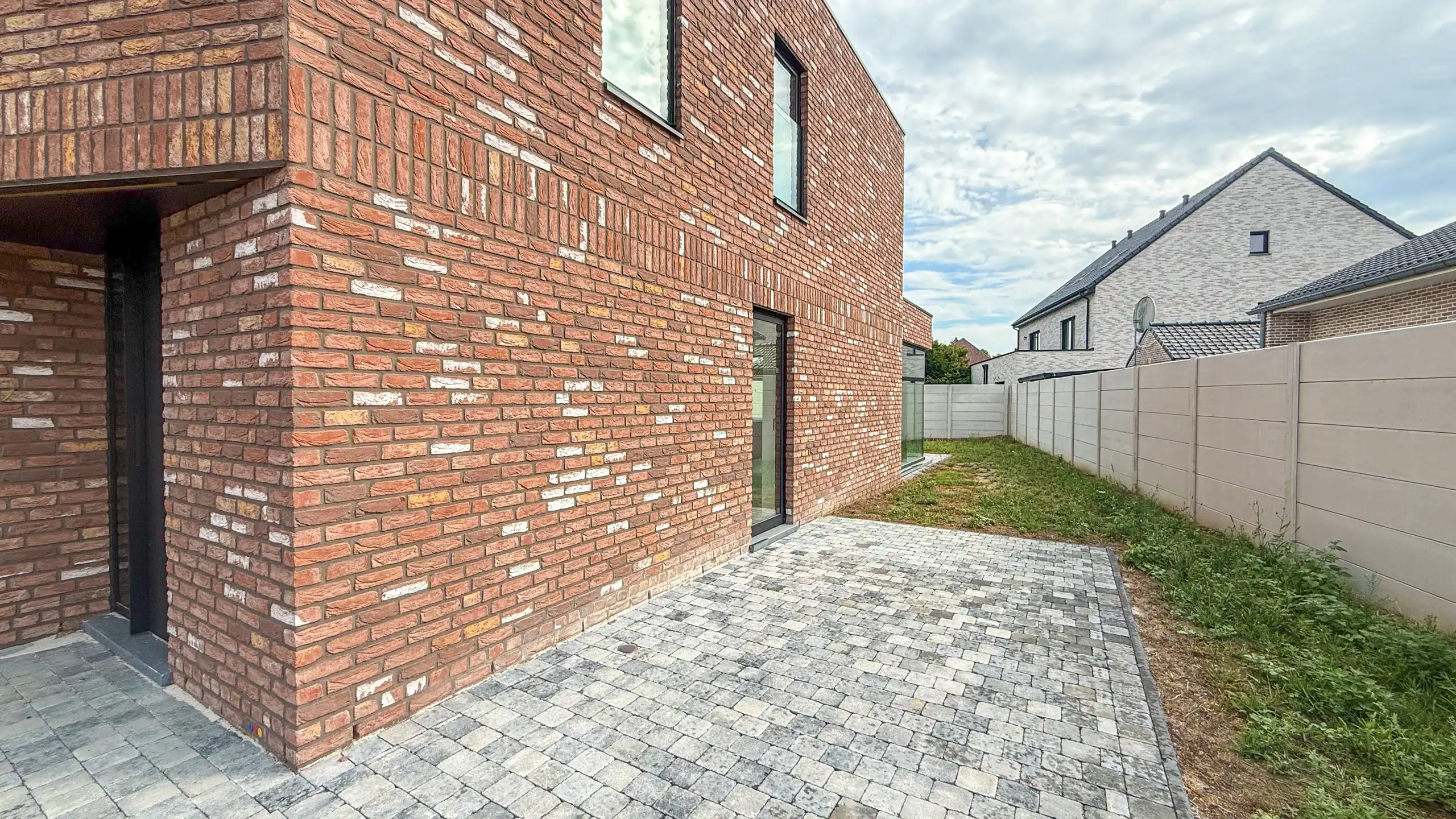 Kwalitatief afgewerkte nieuwbouwwoning op centrale ligging! foto 39