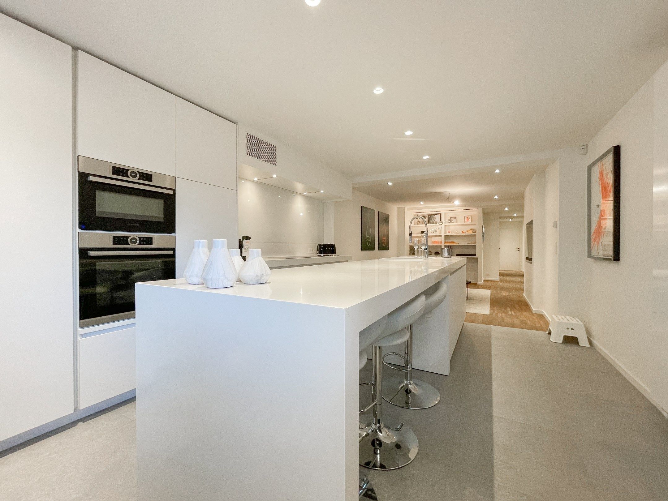 Stijlvol, instapklaar appartement met een ruim terras gelegen aan het Lichttorenplein op enkele passen van de zee. foto 7