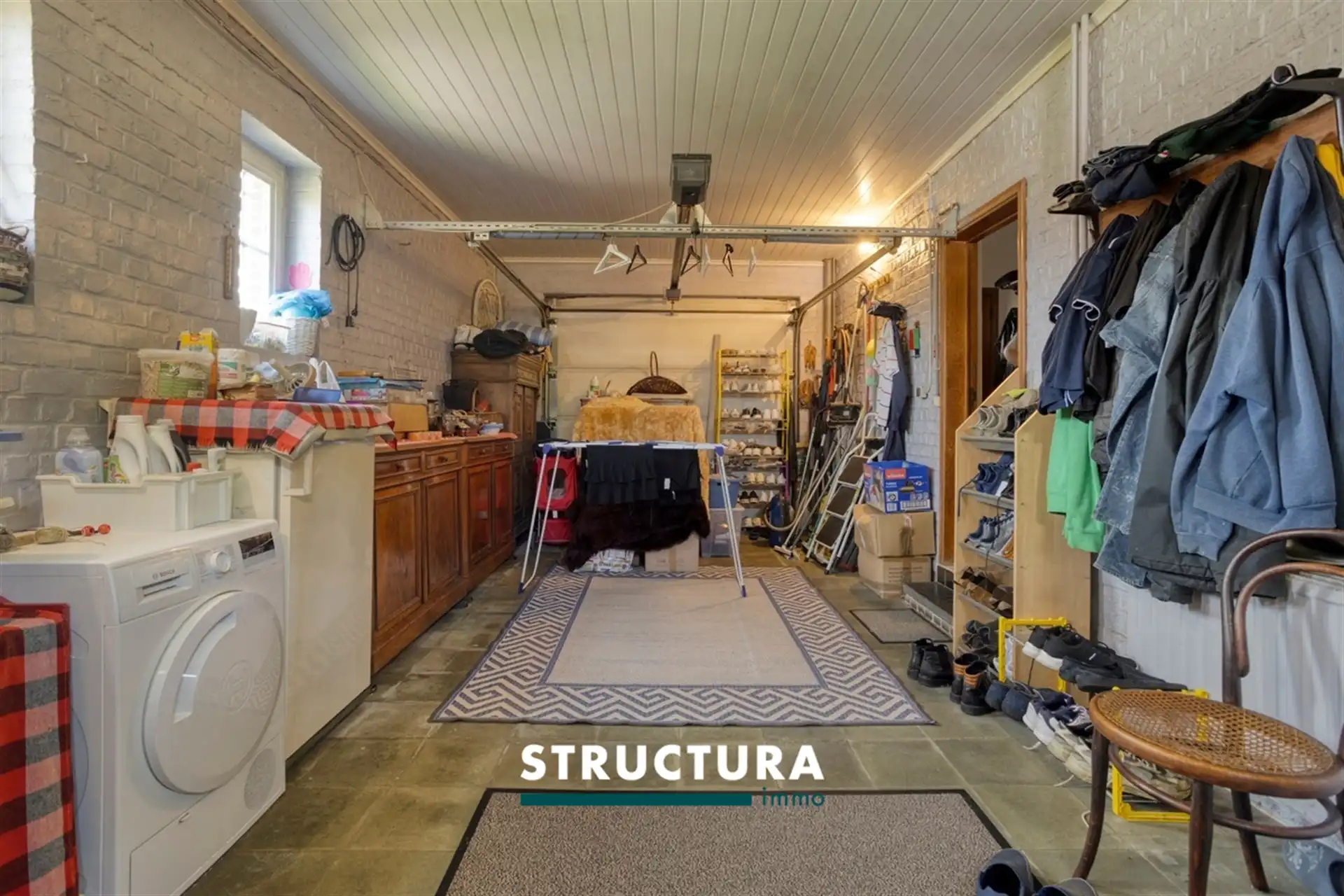 Villa met grote loods, omgeven door groen  foto 25