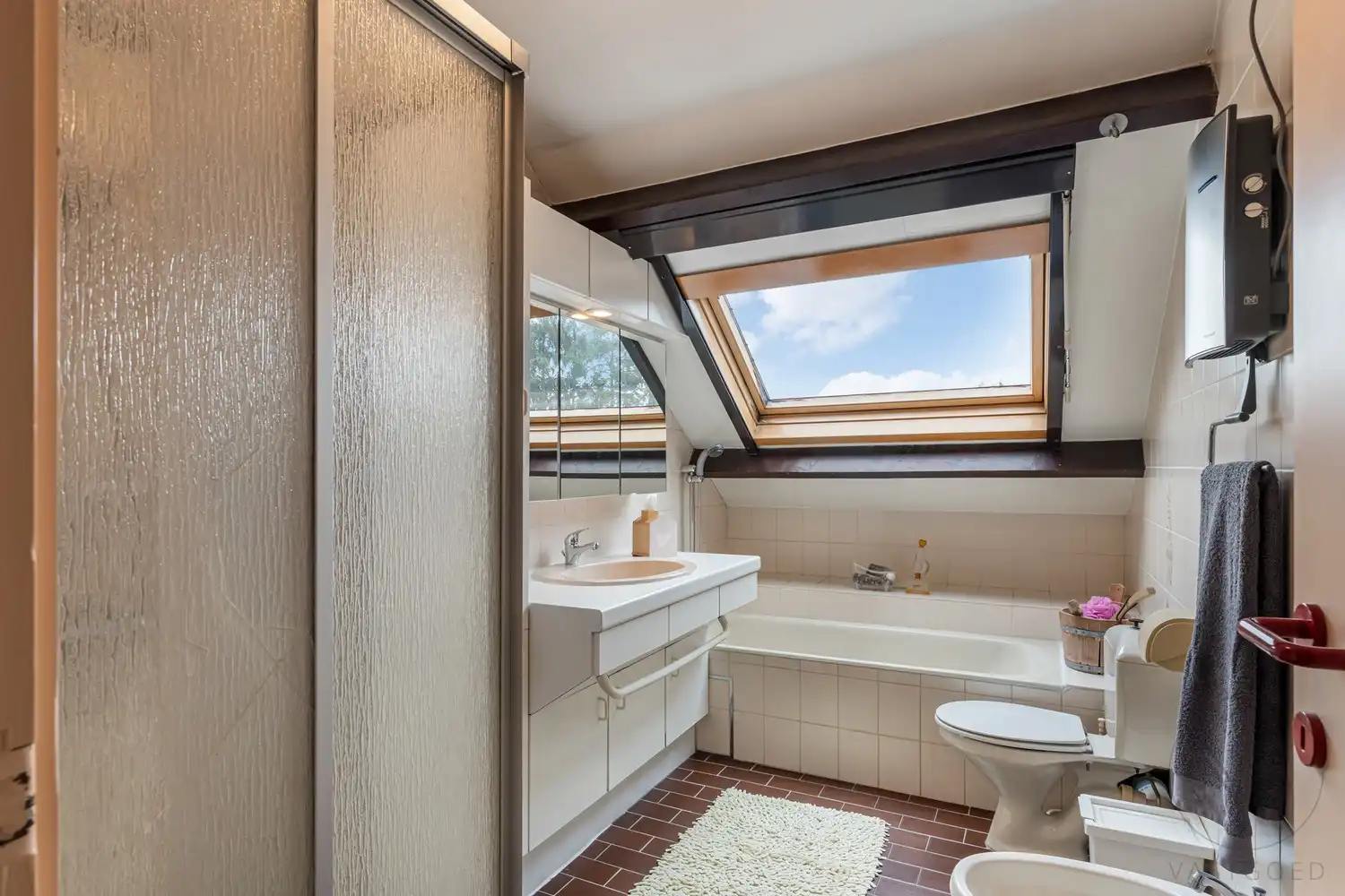 Pand met vergunde praktijkruimte, woonst, garage en carport in Opglabbeek foto 12