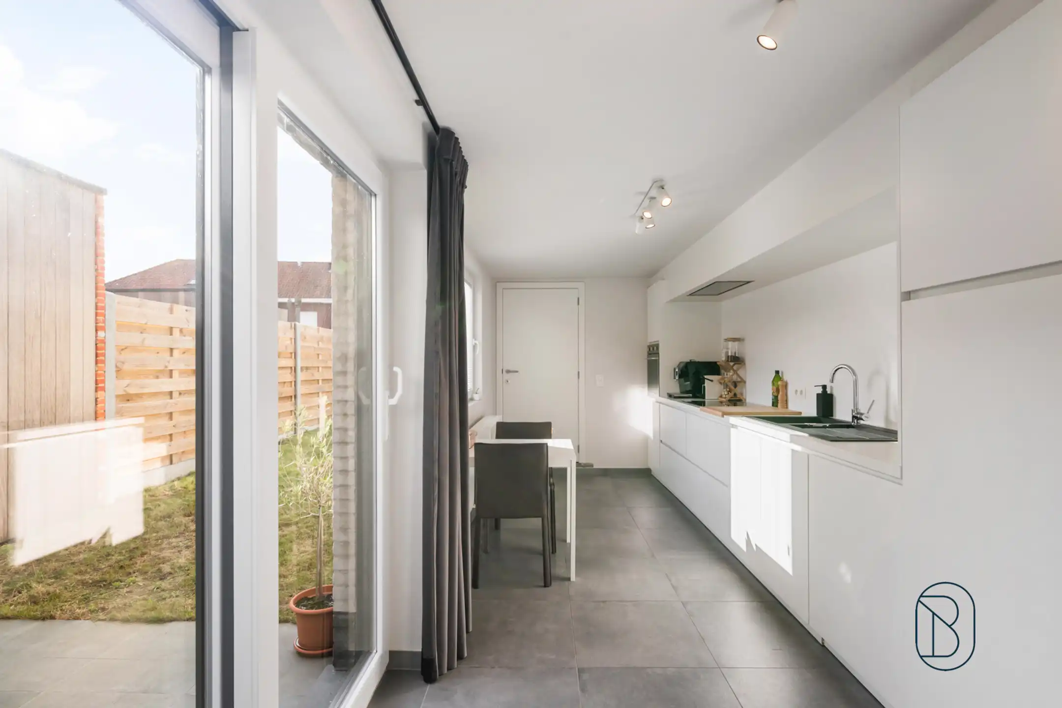 Volledig vernieuwde woning met 3 slk, garage en oprit foto 8