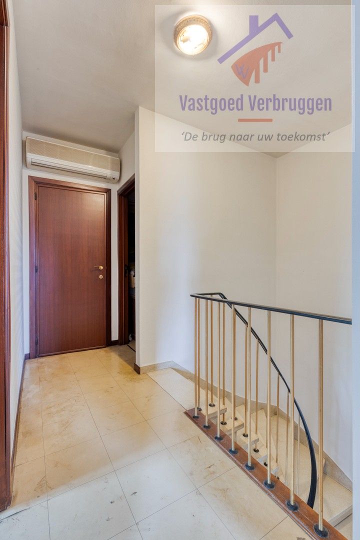 Ruime statige halfopen bebouwing met mooie tuin nabij het centrum foto 14