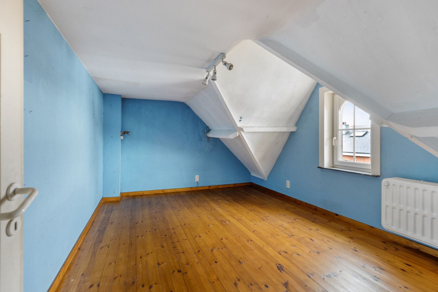 ZEER CHARMANTE WONING MET 4 SLAAPKAMERS, TUIN EN GARAGE TE DIEST! foto 24