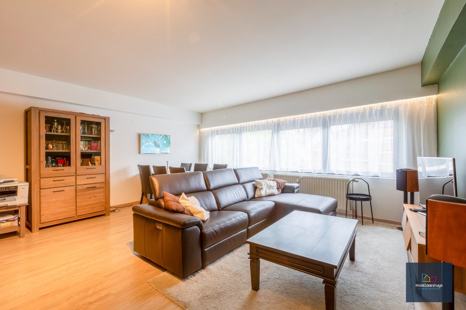 Heel ruime instapklare woning in rij  met zonneterras en 2 staanplaatsen foto {{pictureIndex}}