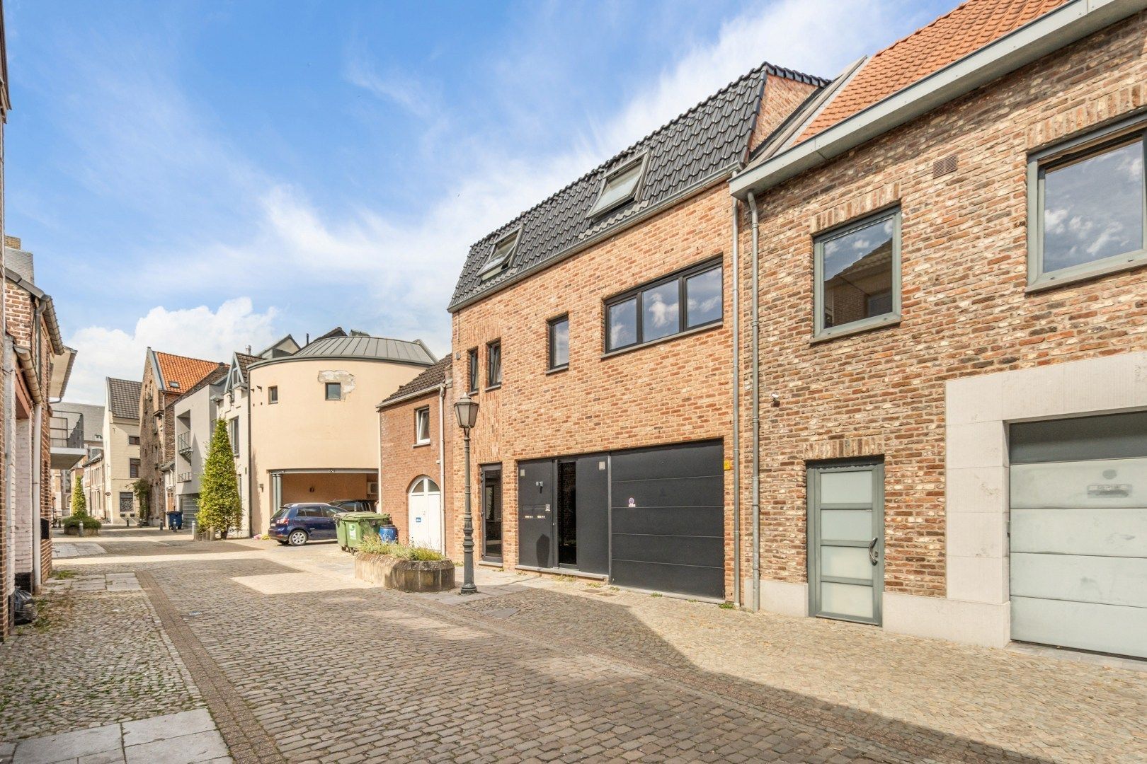 Recent, hoogwaardig afgewerkt gelijkvloers appartement, met terras en inpandige garage, in het centrum van Maaseik!  foto 2