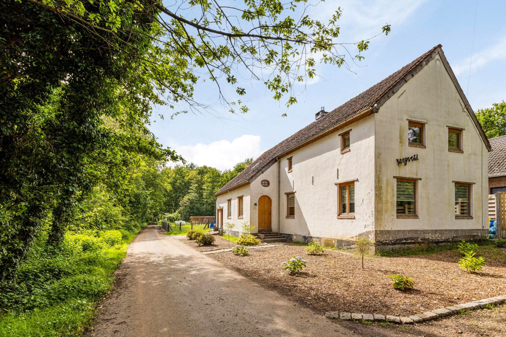 Gerenoveerde karaktervolle woning met 4 / 6 slpks op 1.990 m² in bosrijk gebied ! foto 2