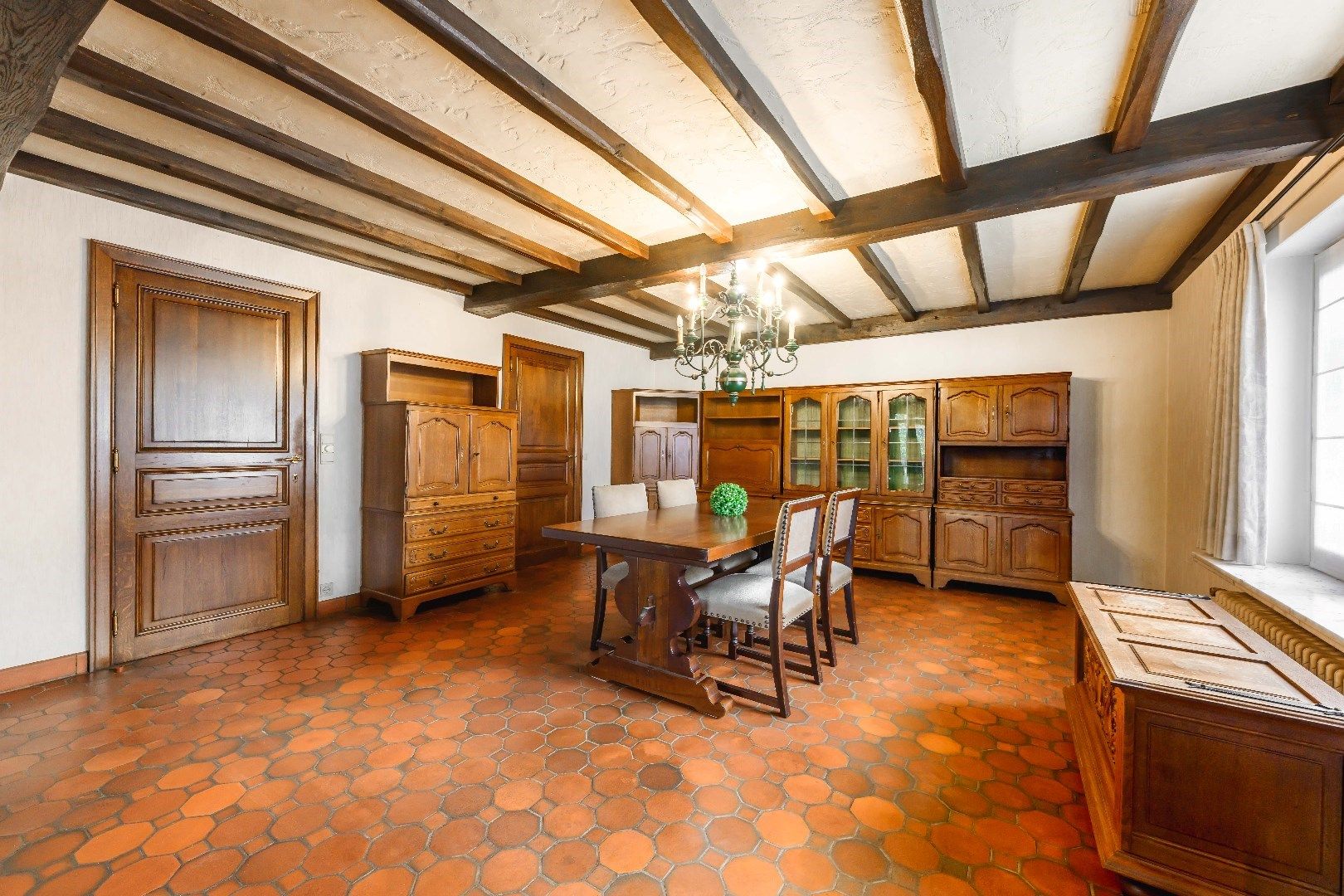VERRASSEND RUIME ALLEENSTAANDE WONING OP 1.298 m² foto 6