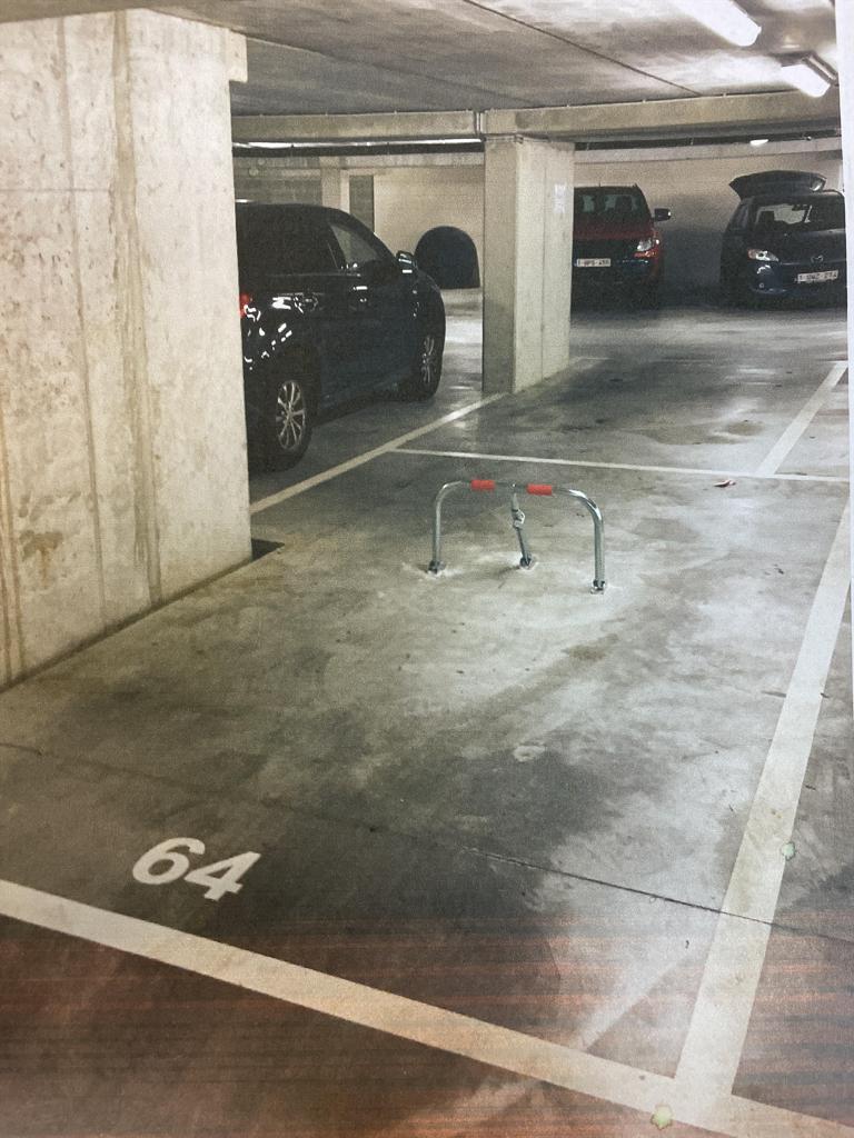 - PARKEERPLAATS TE KOOP IN GESLOTEN RESIDENTIE - foto {{pictureIndex}}