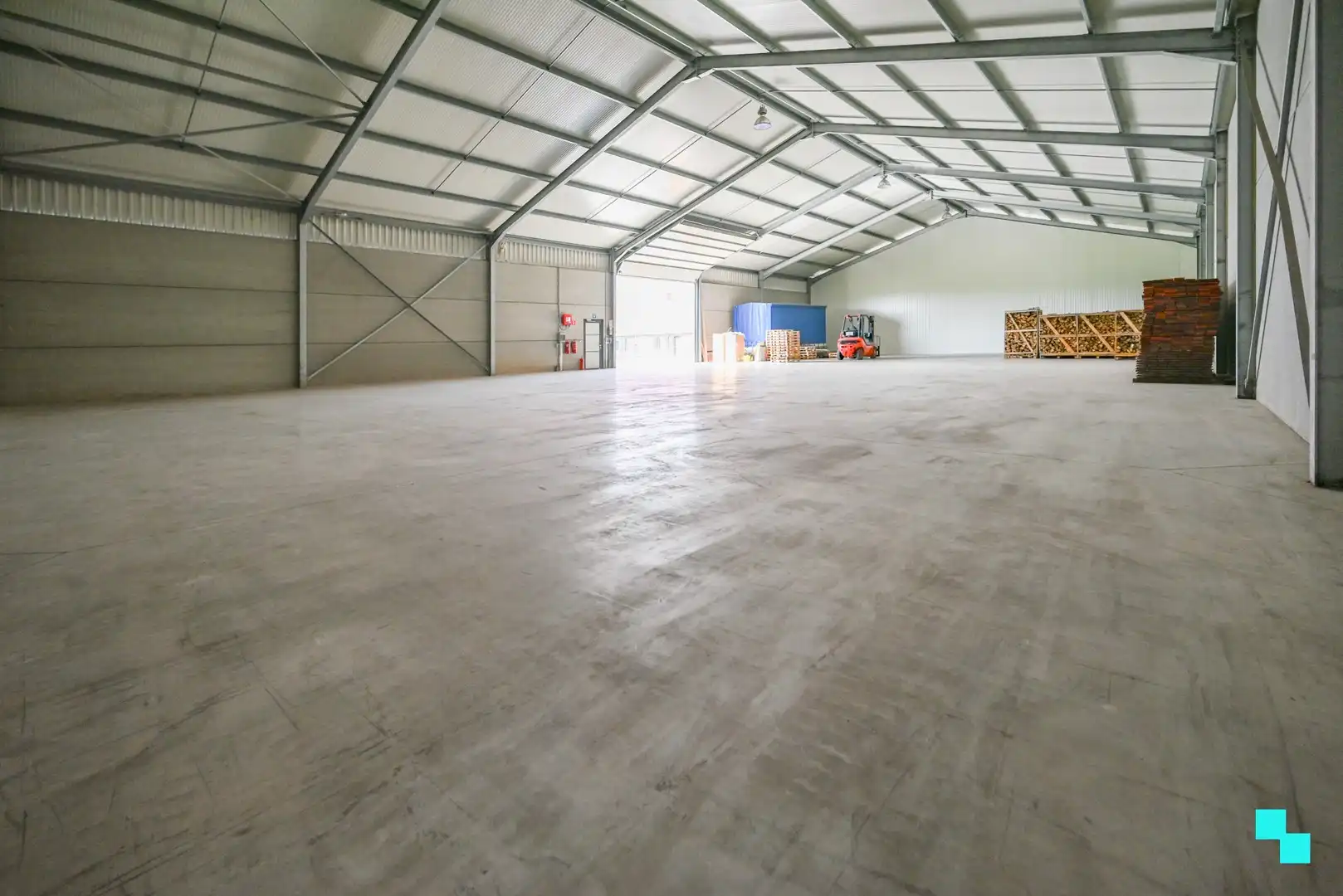Loods van ca. 720 m² te Roeselare (Oekene), grens Izegem foto 2