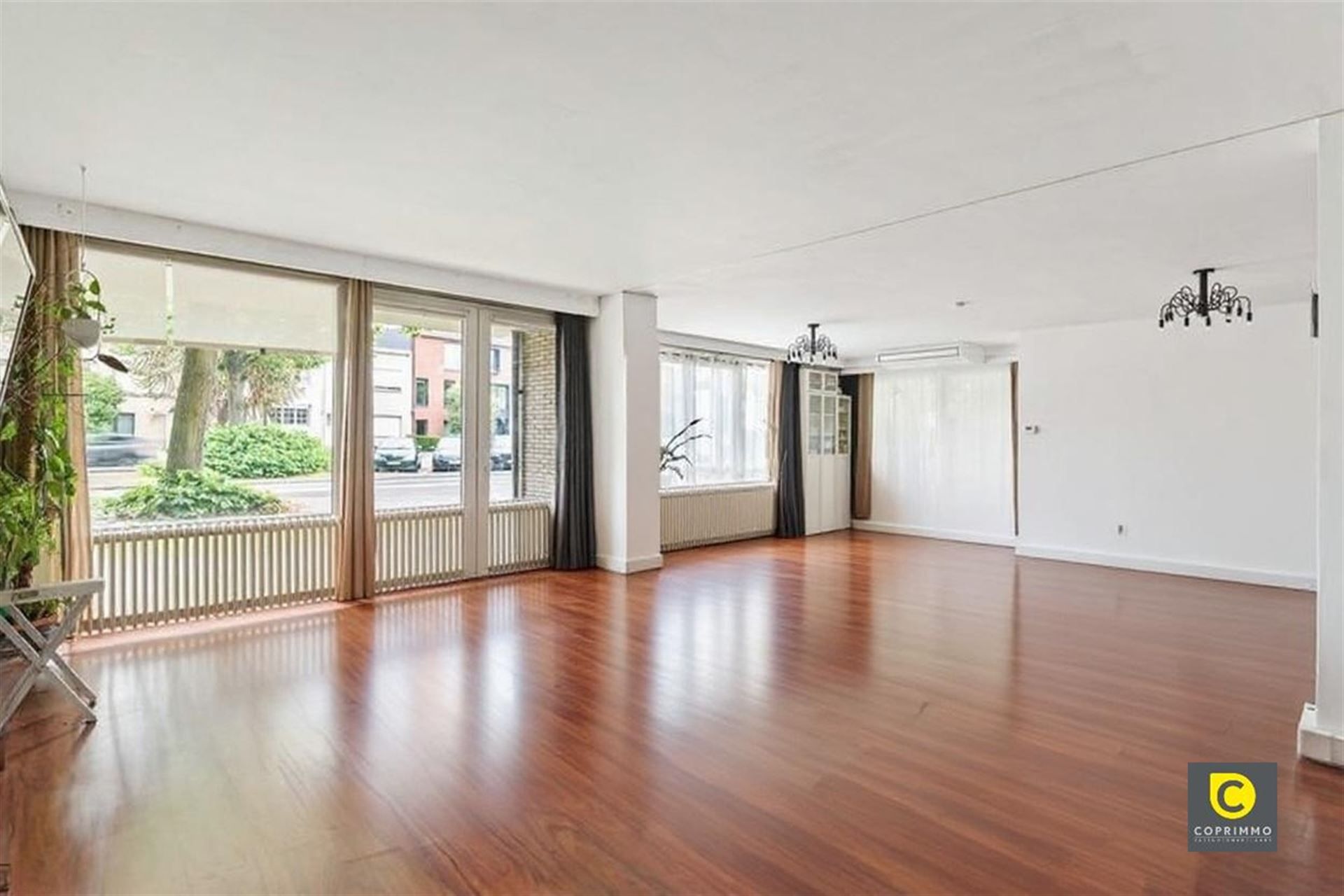 Gelijkvloers app. 190 m² met  4 slk foto 2