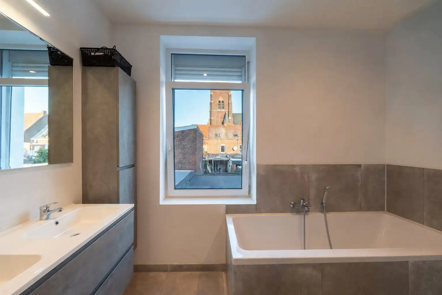 Totaal gerenoveerde gezinswoning met 4 kamers en tuin foto 8