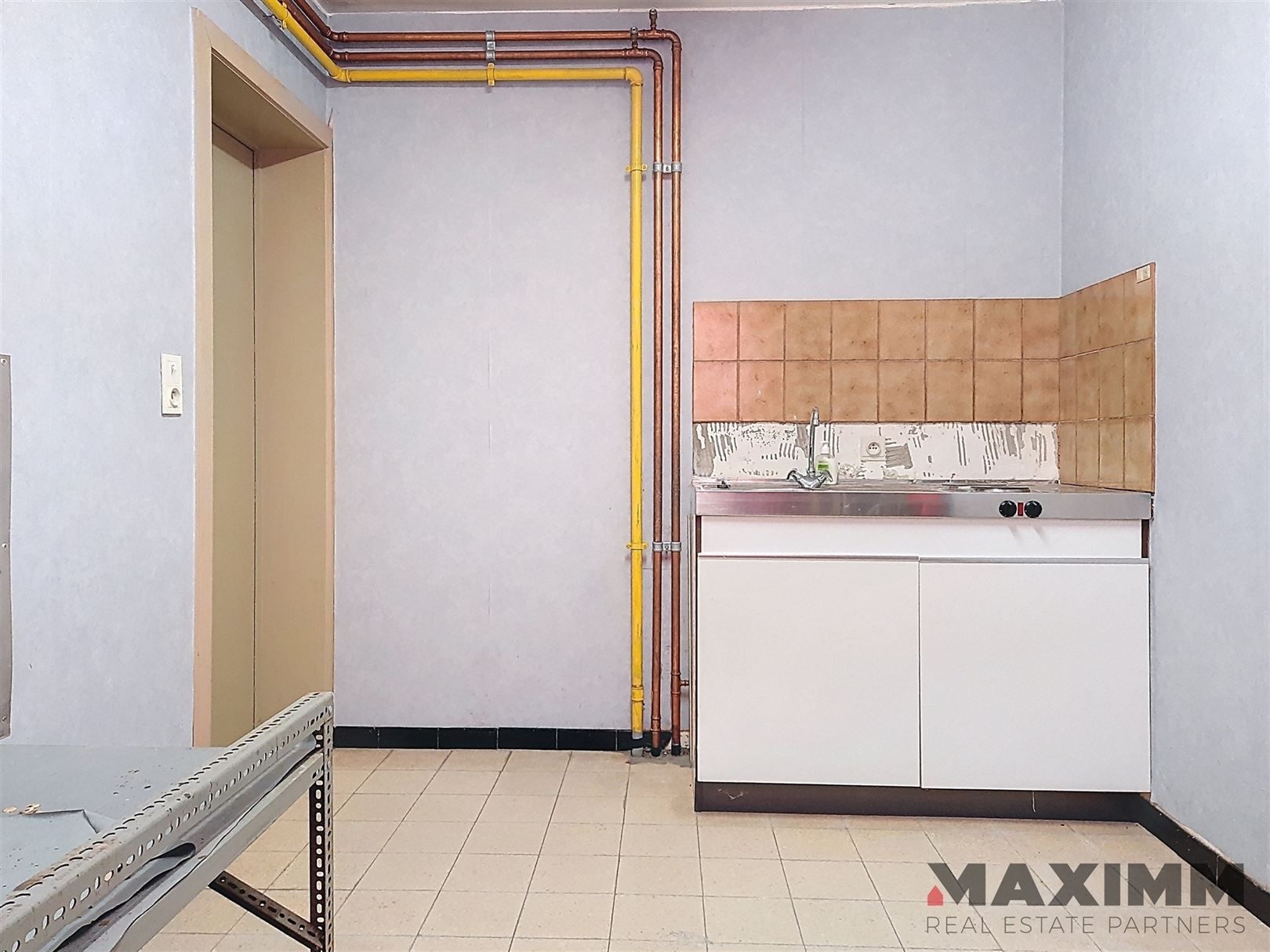 Gelijkvloers hoekpand, volledig onderkelderd op stategische locatie foto 13