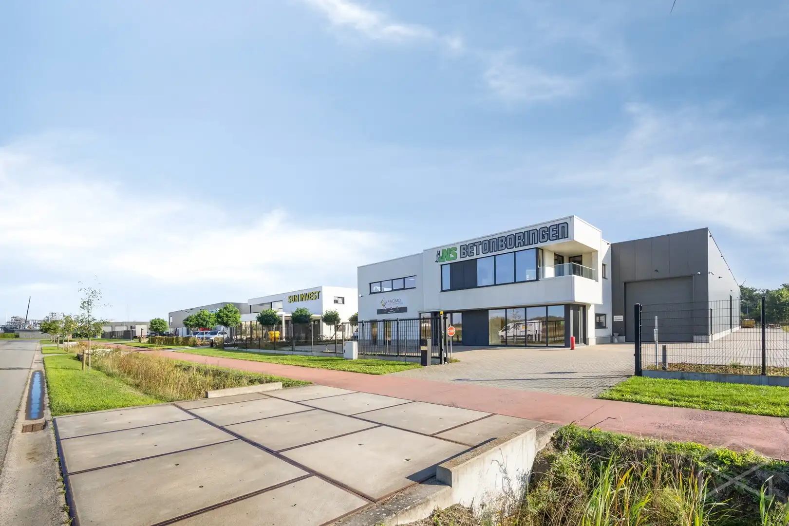 Magazijn met bureauruimte en parkeerplaatsen te huur in Tessenderlo-Ham foto 18
