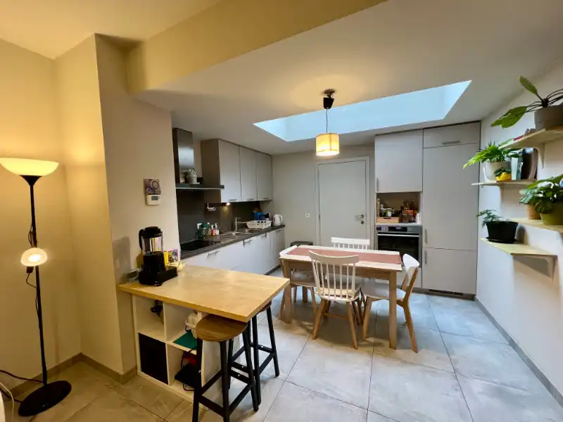 NABIJ STATION GENT SINT PIETERS, GERENOVEERDE RIJWONING MET 2 SLAAPKAMERS foto 5