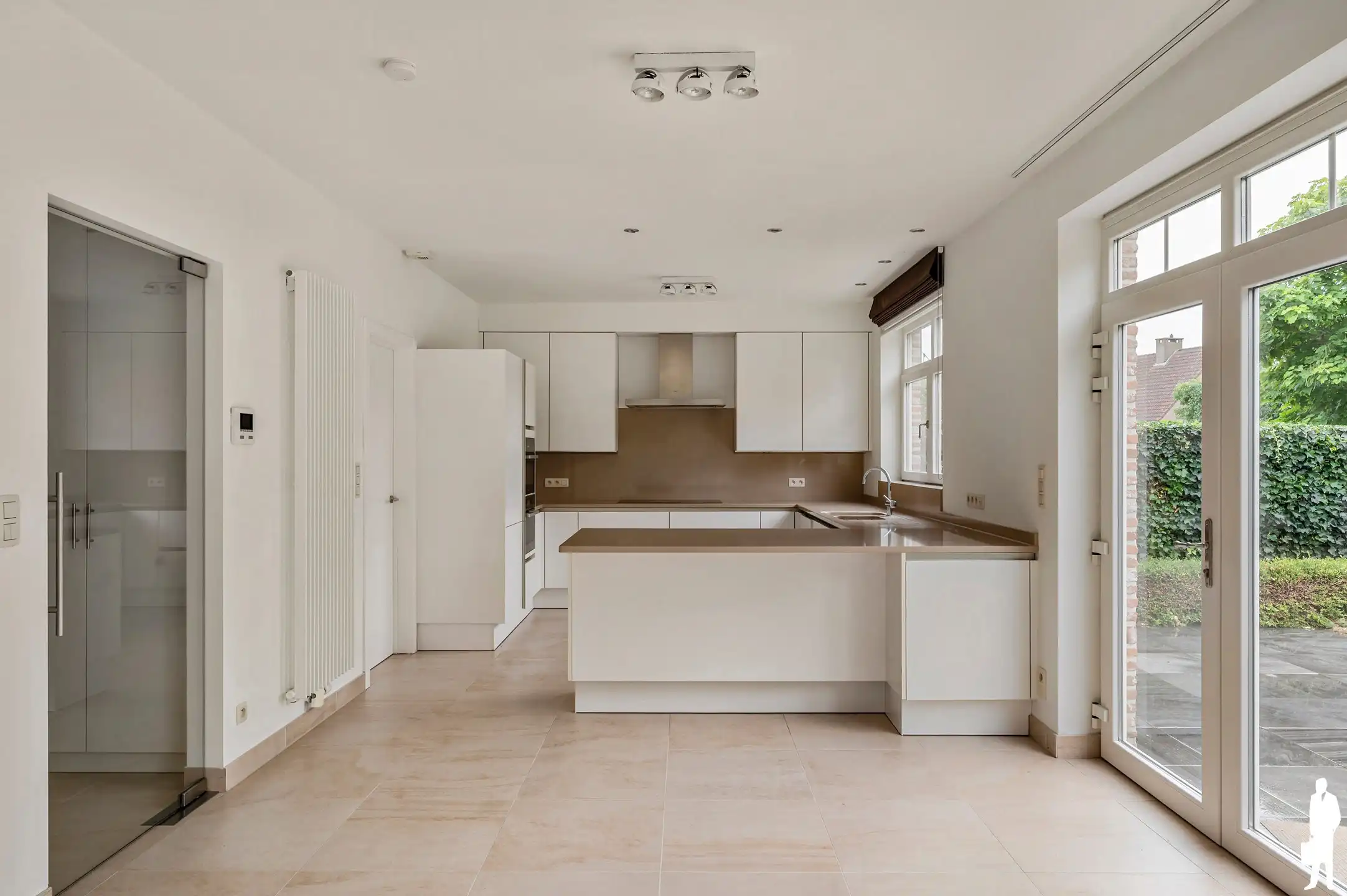 Goed onderhouden woning met 5 slaapkamers, 2 badkamers en een tuin centraal gelegen in Stabroek foto 6