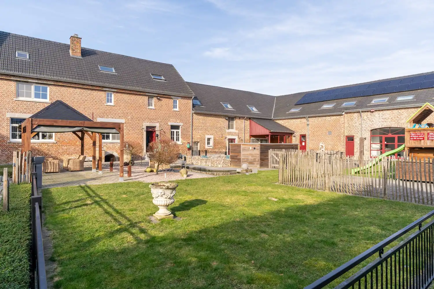 Prachtig gerenoveerde vierkantshoeve (B&B) met wellness te Heers foto 4