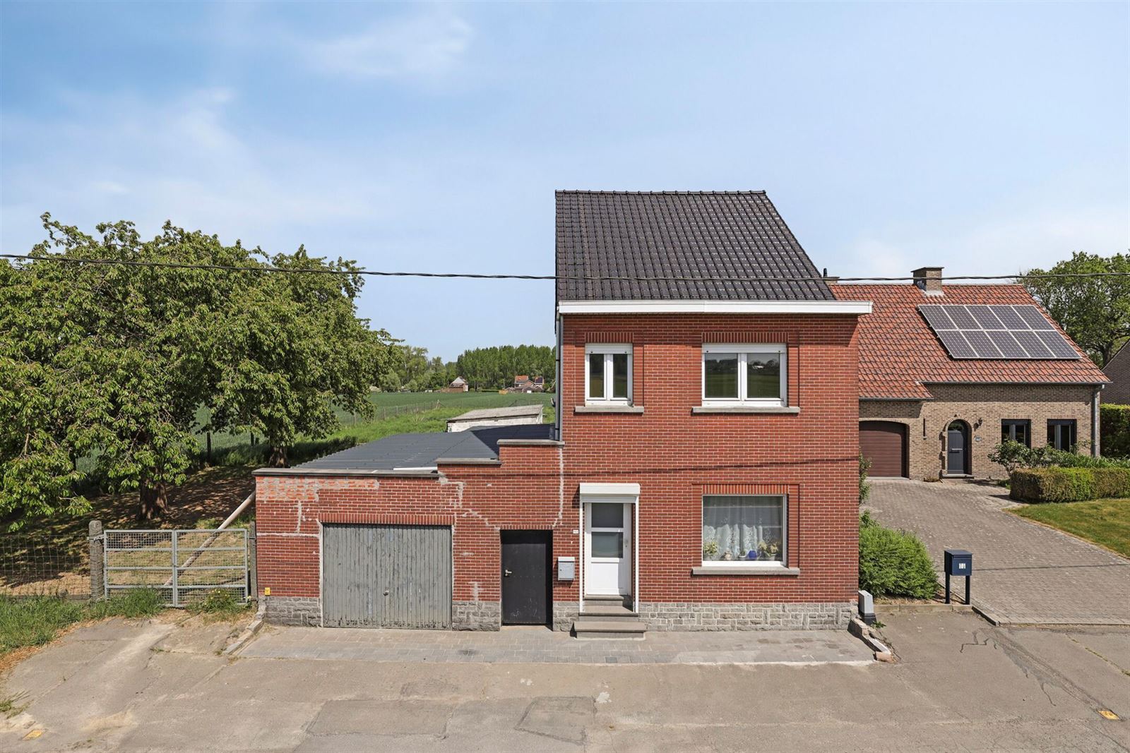Verder te renoveren woning met grote tuin!  foto 2