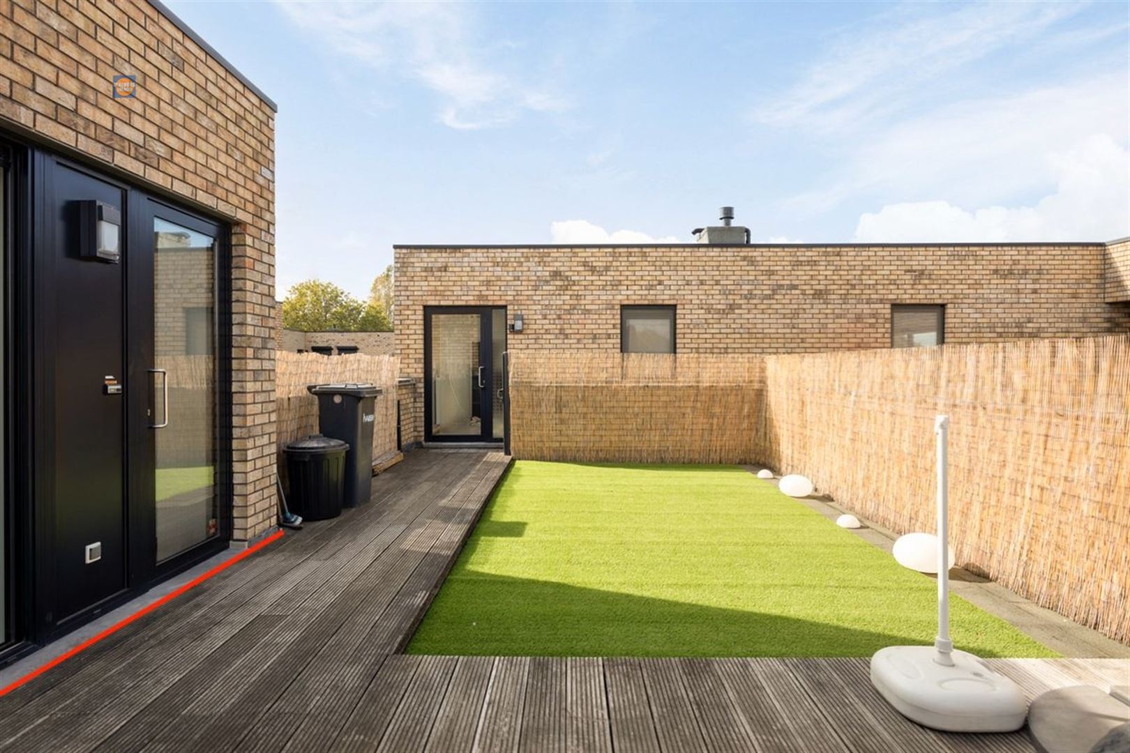 Modern appartement met ruim terras in een rustige woonwijk foto 10