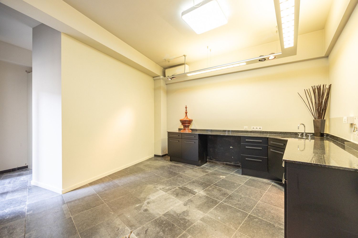 Gelijkvloers appartement  101m² met buitenruimte 20m² en ruime kelder op toplocatie aan het Mechelseplein in hartje Antwerpen foto 10