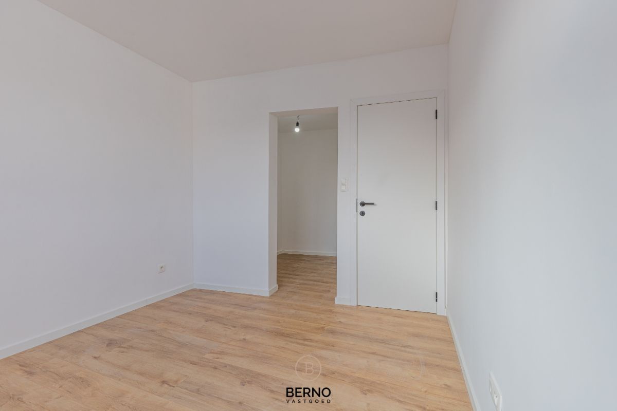 Vernieuwbouw woning met tuin foto 12