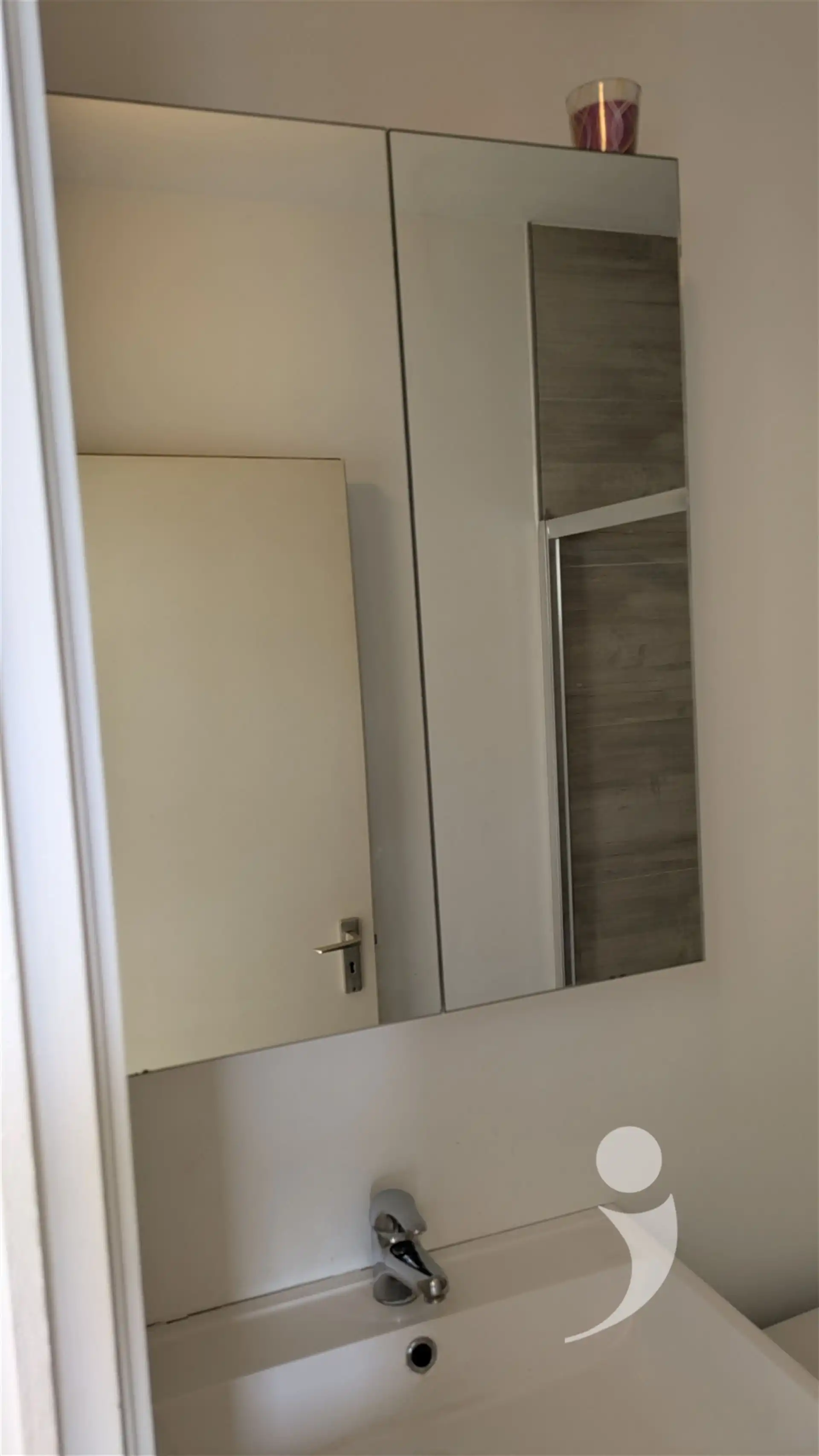 Ongemeubelde studio met groot terras foto 9