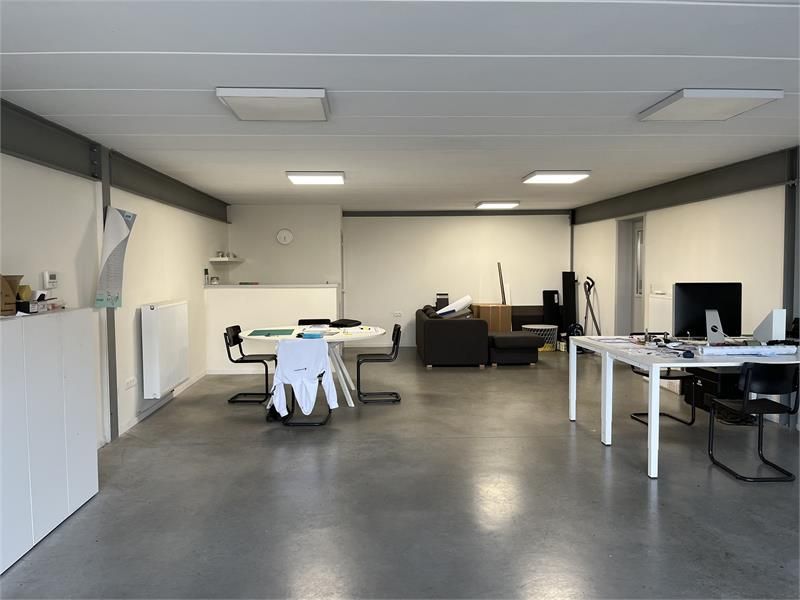 Centraal gelegen magazijn met kantoorruimte te huur in Tessenderlo foto 6