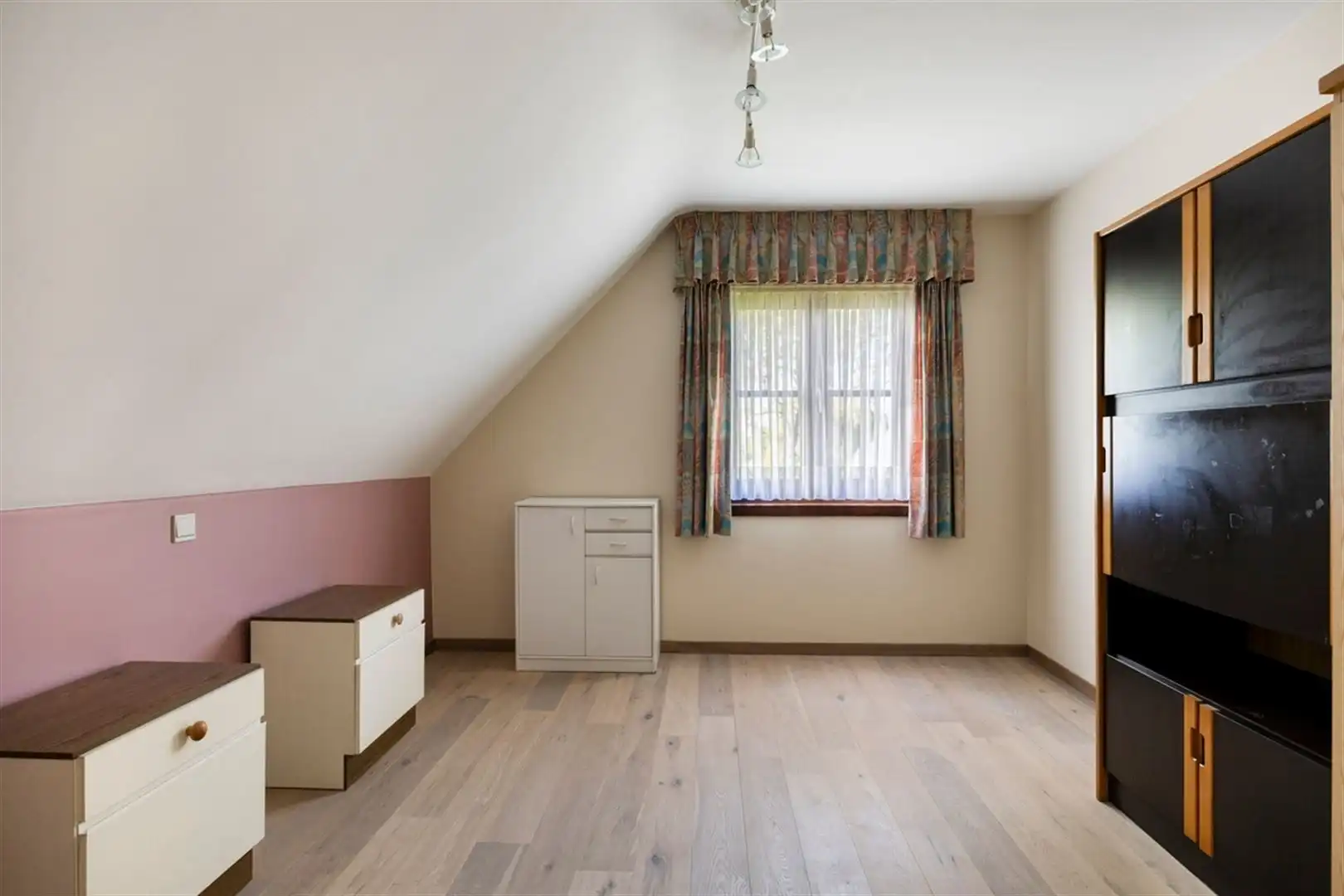 Rustig gelegen, goed onderhouden villa met 4 slaapkamers op 761 m². foto 17