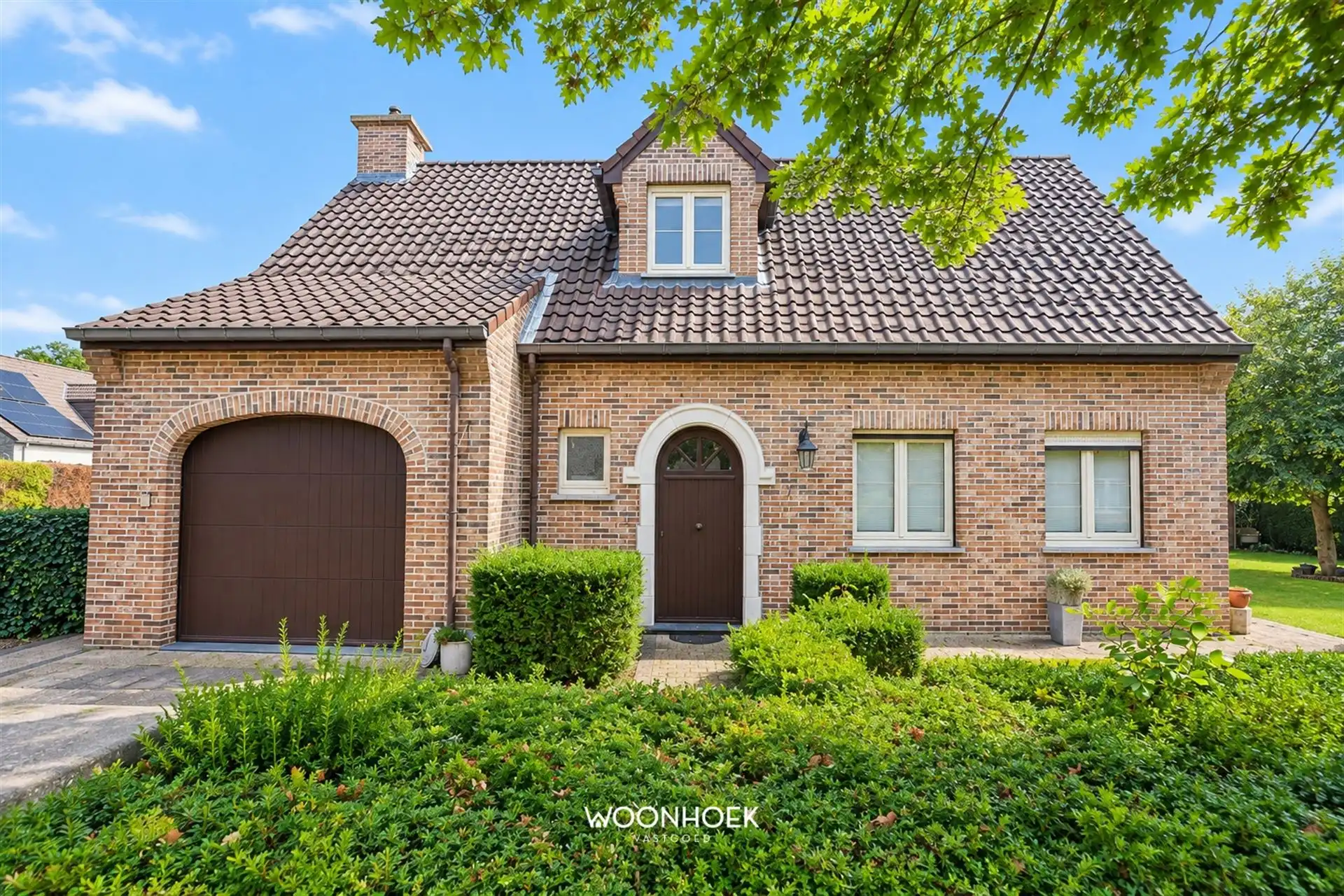 Rustig gelegen villa in gegeerde woonwijk te Waasmunster foto {{pictureIndex}}