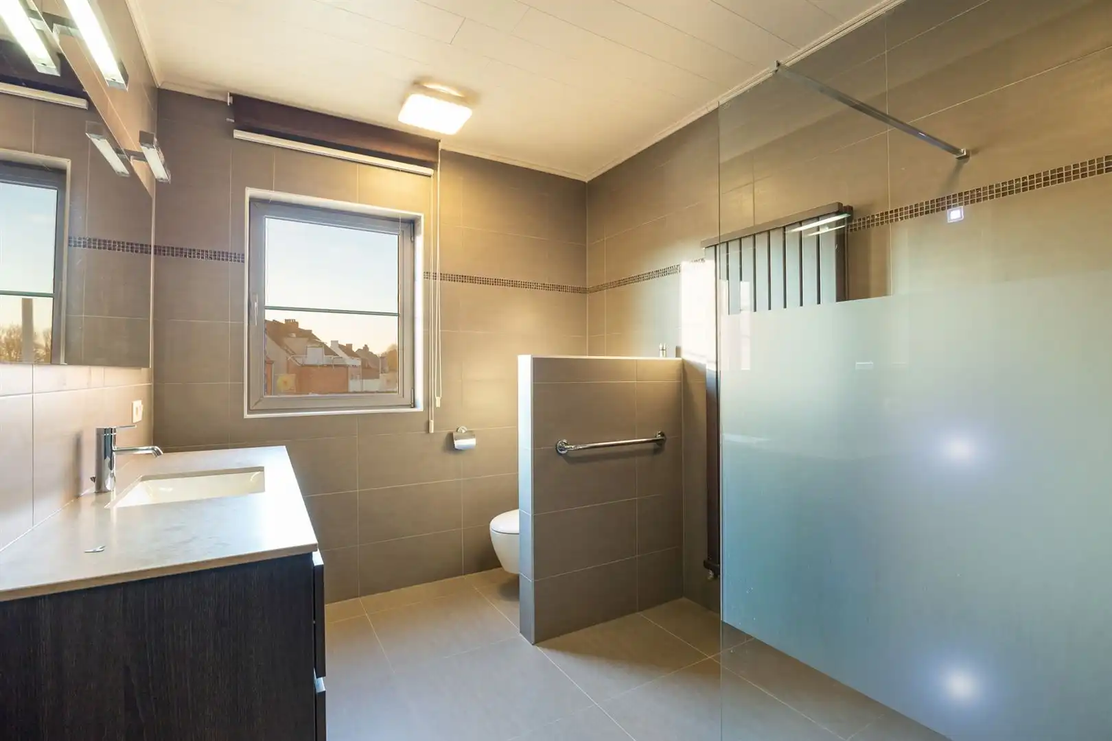 Hedendaagse commerciële ruimte met appartement foto 18